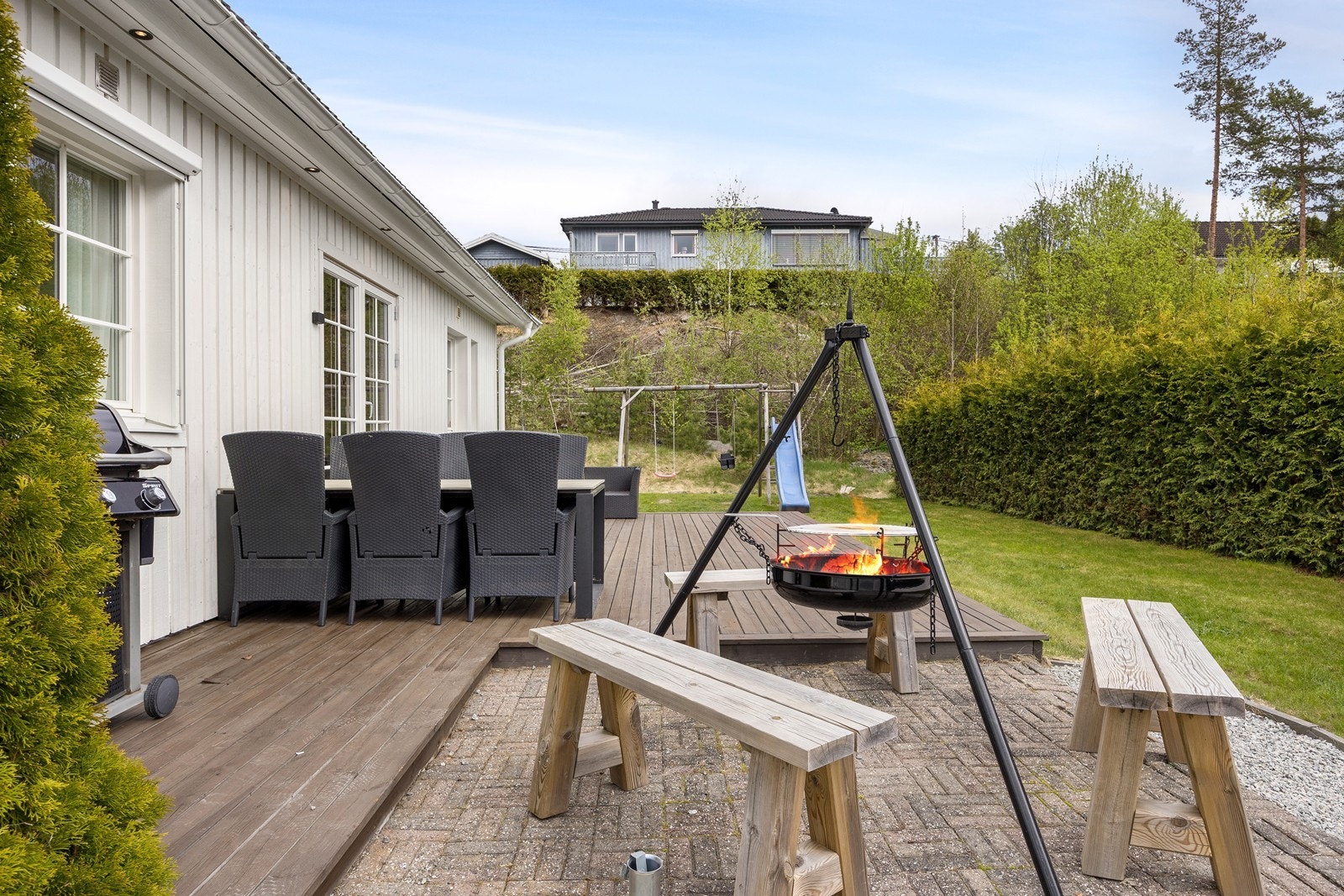 Tomten er skjermet av fin thuja hekk. Galleribilde