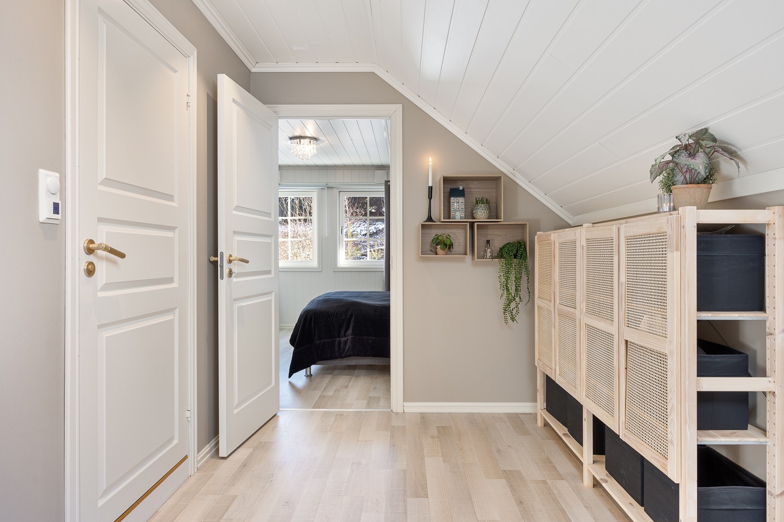 På ene siden av gangen ligger hovedsoverommet. Galleribilde