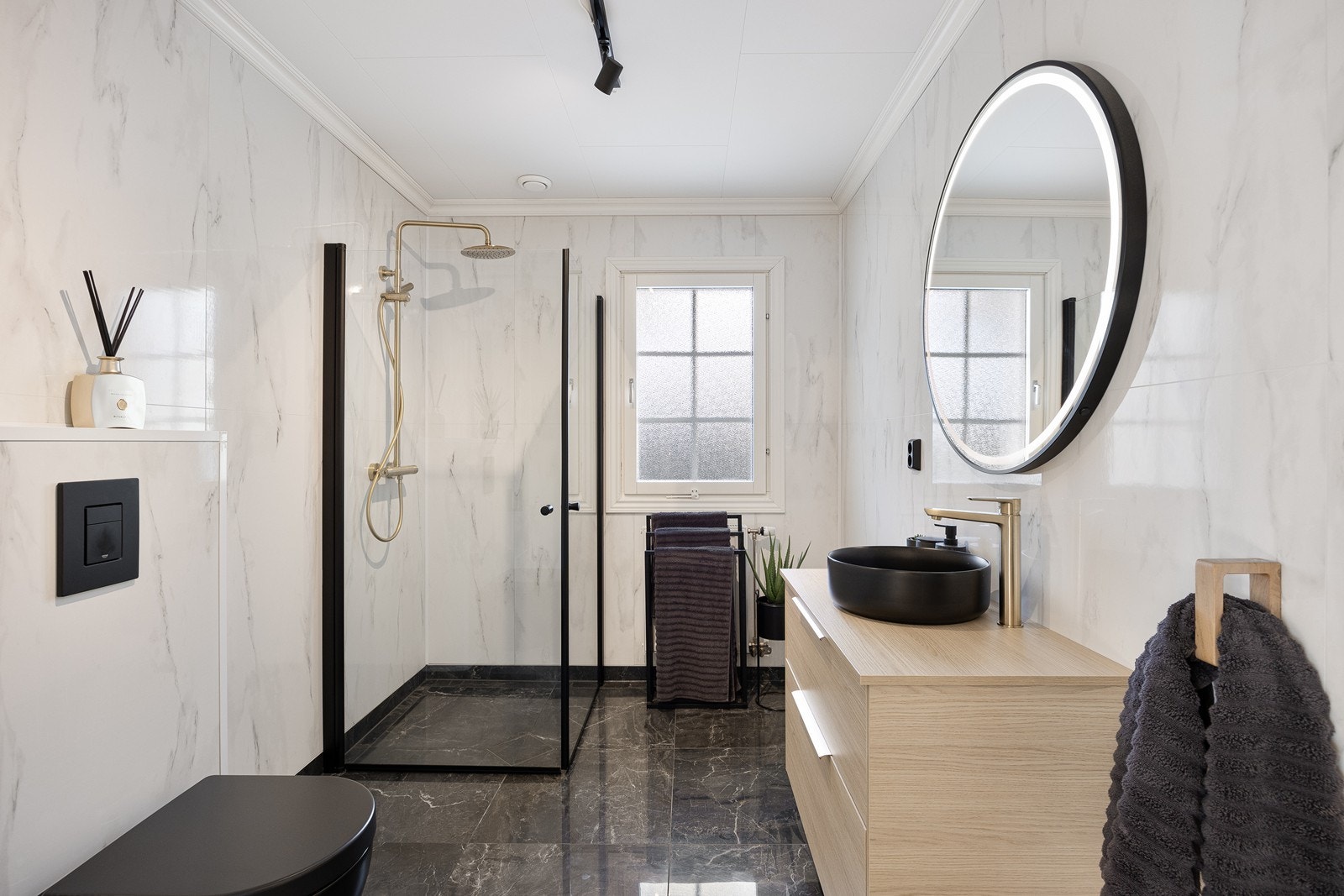 Baderommet i første etasje er i gjennomført og elegant stil. Galleribilde