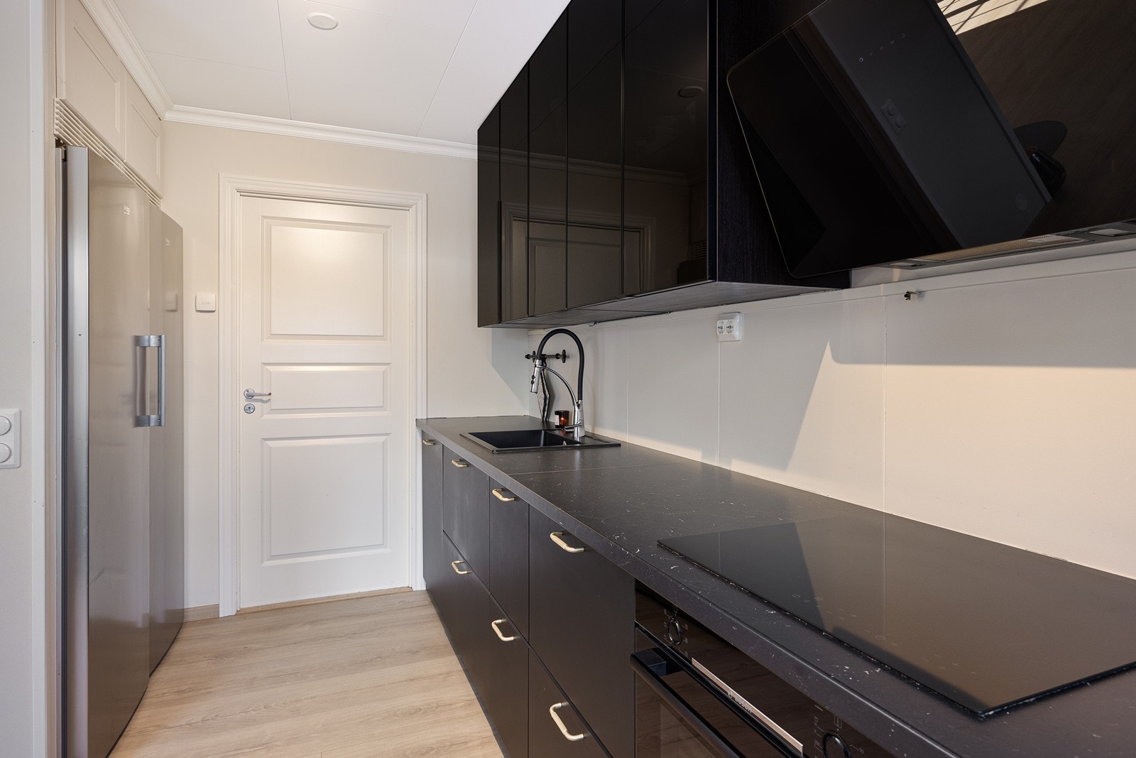 Koketopp, stekeovn og oppvaskmaskin er integrert. I tillegg er det en praktisk nisje for kjøleskap og fryseskap. Galleribilde