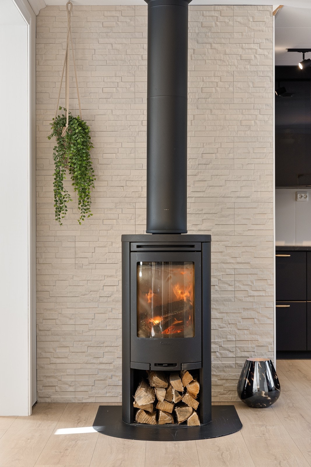 Mellom spisestue og kjøkken er det en koselig peis som sikrer både varme, og hygge når kjølige kvelder melder sin ankomst. Galleribilde