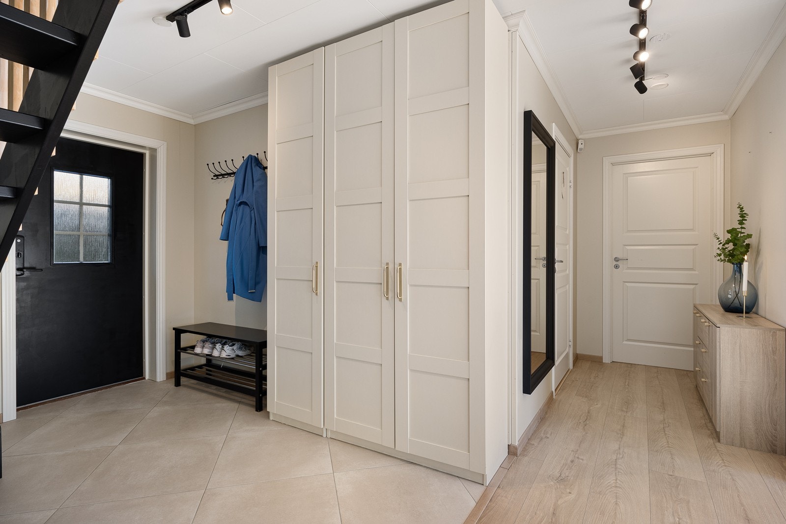 Gangen er flislagt med store og flotte fliser. Det er god plass til oppbevaring av yttertøy i garderobe. Galleribilde