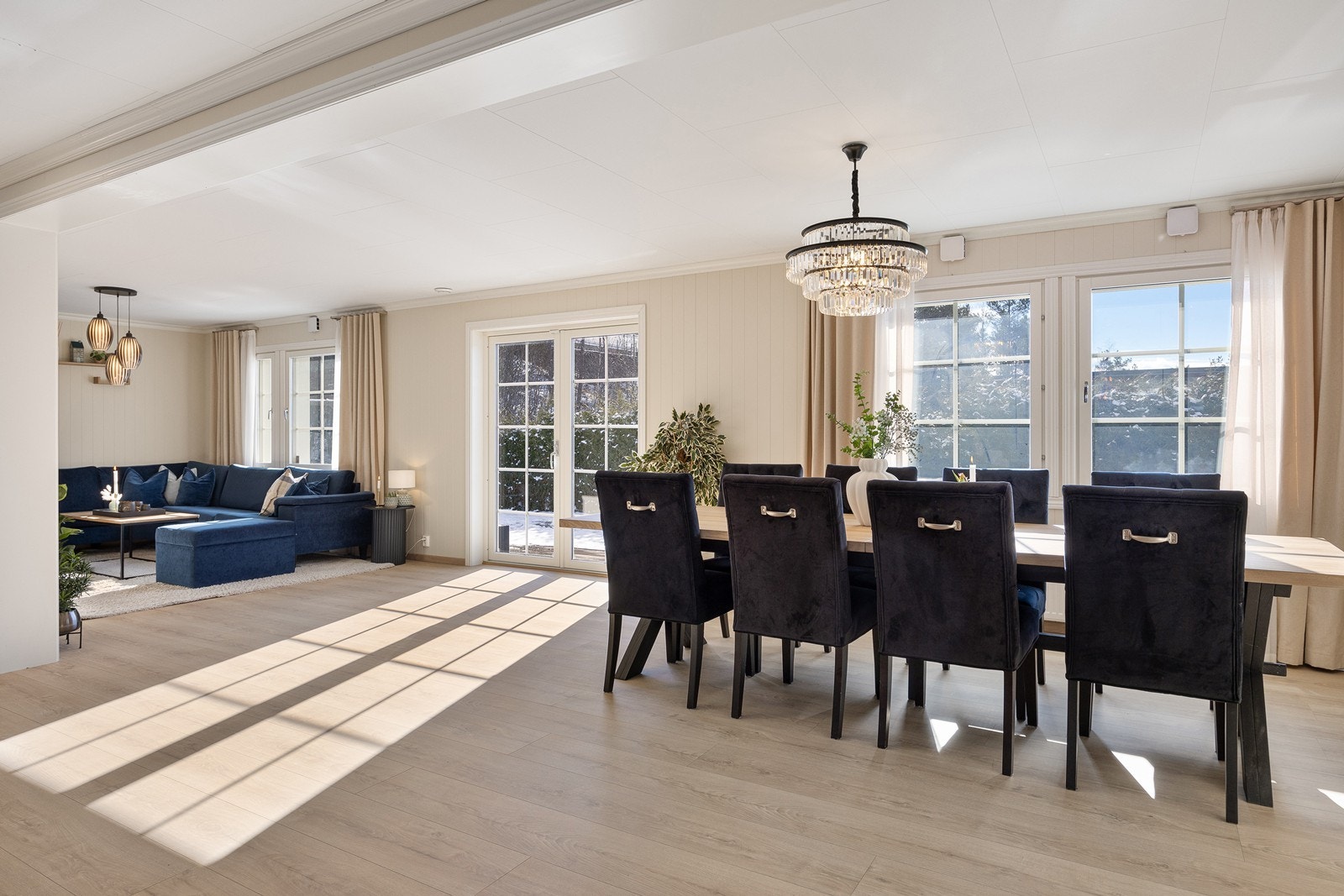 Stuen er lys og luftig, med åpen løsning til kjøkkenet og store sprossevinduer mot syd. Galleribilde