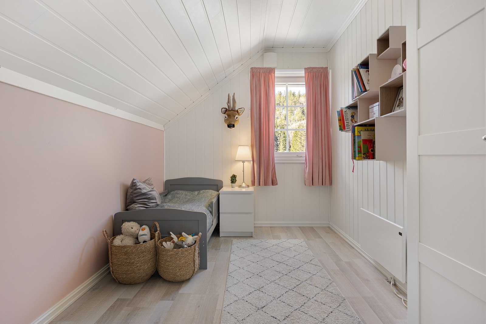 Soverom II i andre etasje passer perfekt som barnerom. Her er det god plass til seng, garderobe og annet ønskelig møblement. Galleribilde