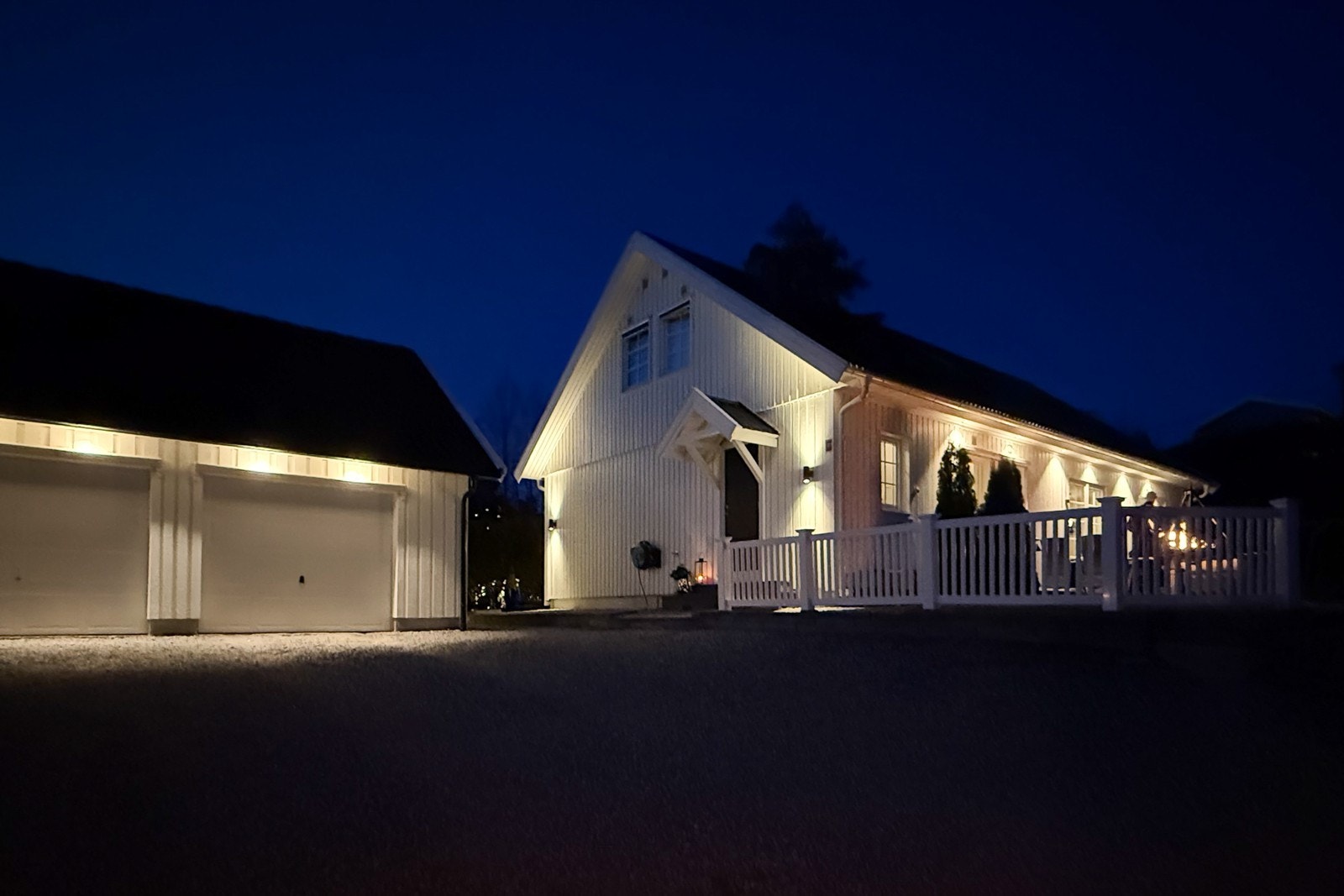 Eiendommen har en gjennomtenkt utendørs belysning. Galleribilde