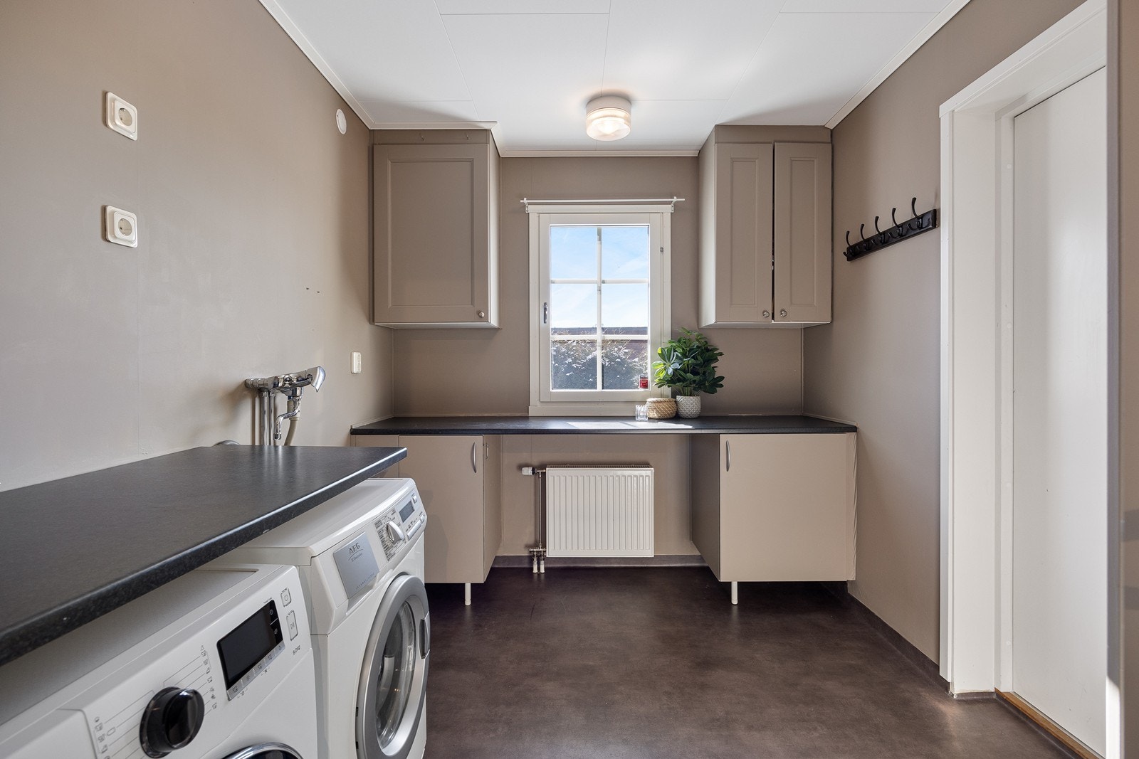 Vaskerommet ligger i boligens første etasje og har en praktisk utforming med oppbevaring, samt at det er benk for å brette klesvasken. Rommet har opplegg for vaskemaskin og tørketrommel. Galleribilde