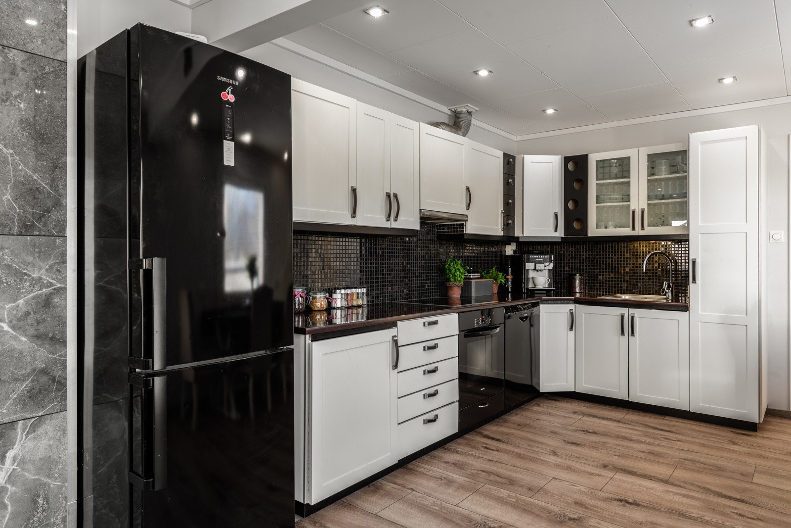 Kjøkkenet har godt med skap og benkplass Galleribilde