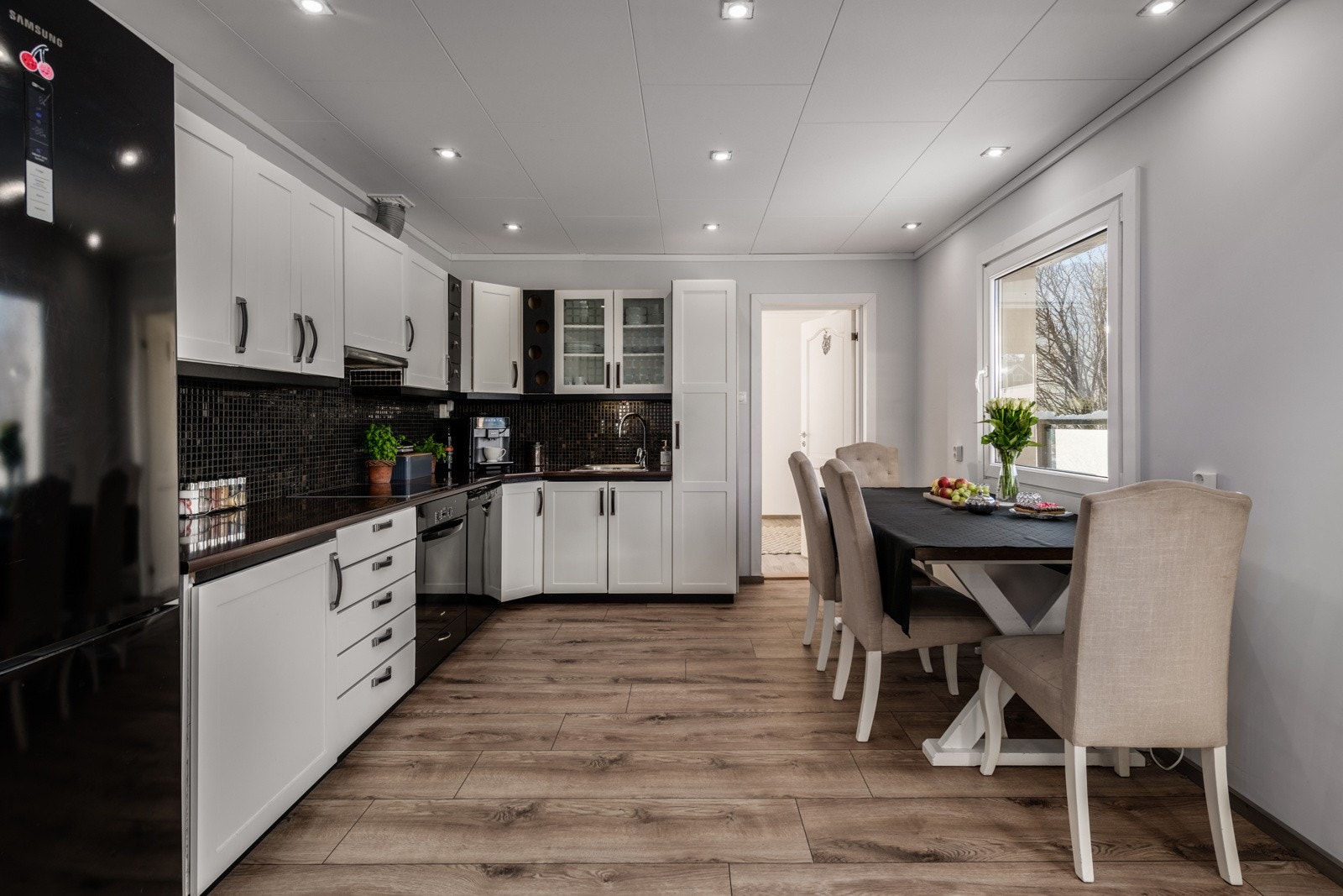 Kjøkkenet har plass til spisestuegruppe Galleribilde