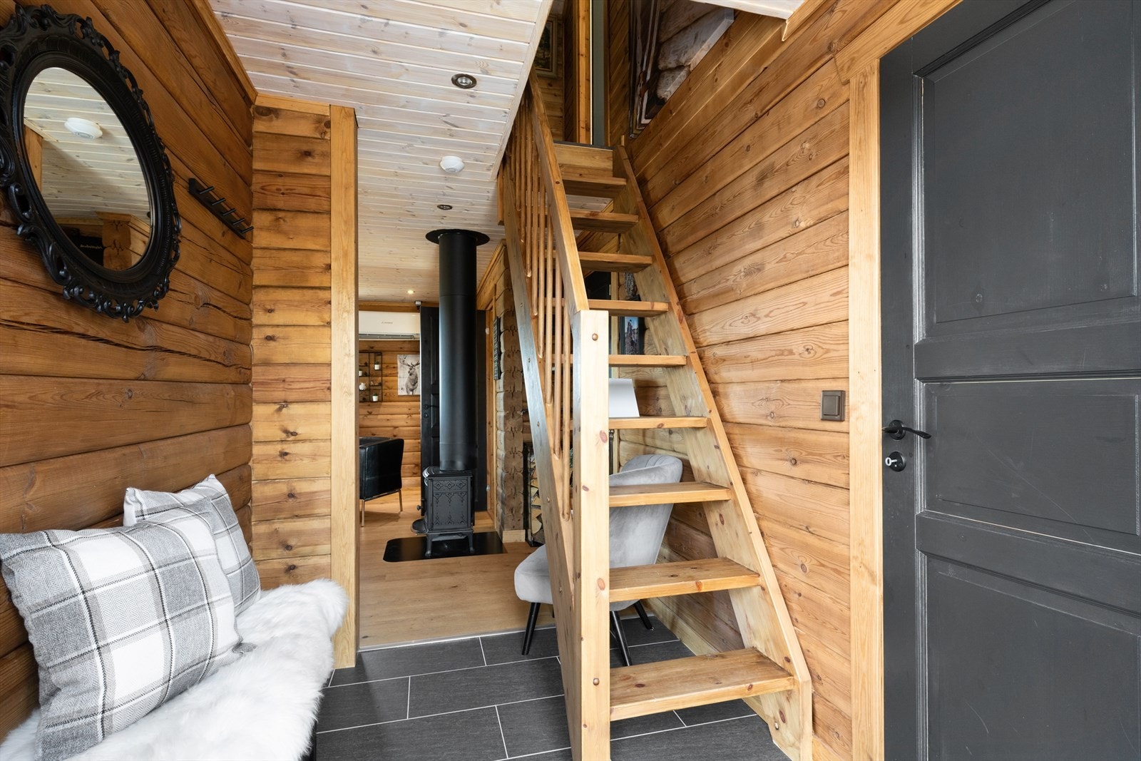 Hytta er en fullstandard og nyere laftehytte, bygget av Norske Fjellhus. Galleribilde