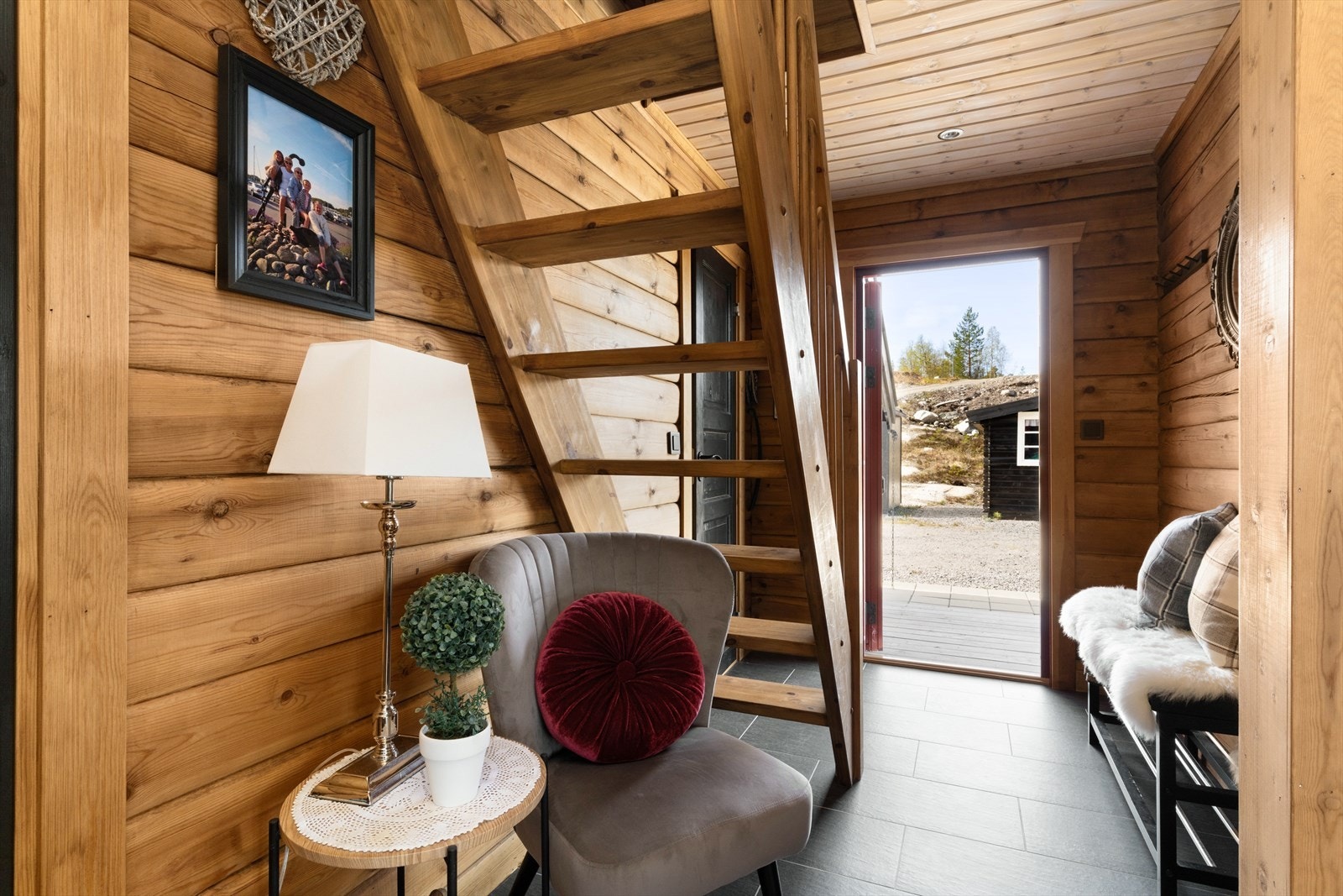 Velkommen inn! Man ankommer inn til en hyggelig entré med fliser på gulv. Her er det god veggplass til å henge fra seg yttertøy og sette fra seg sko. Galleribilde