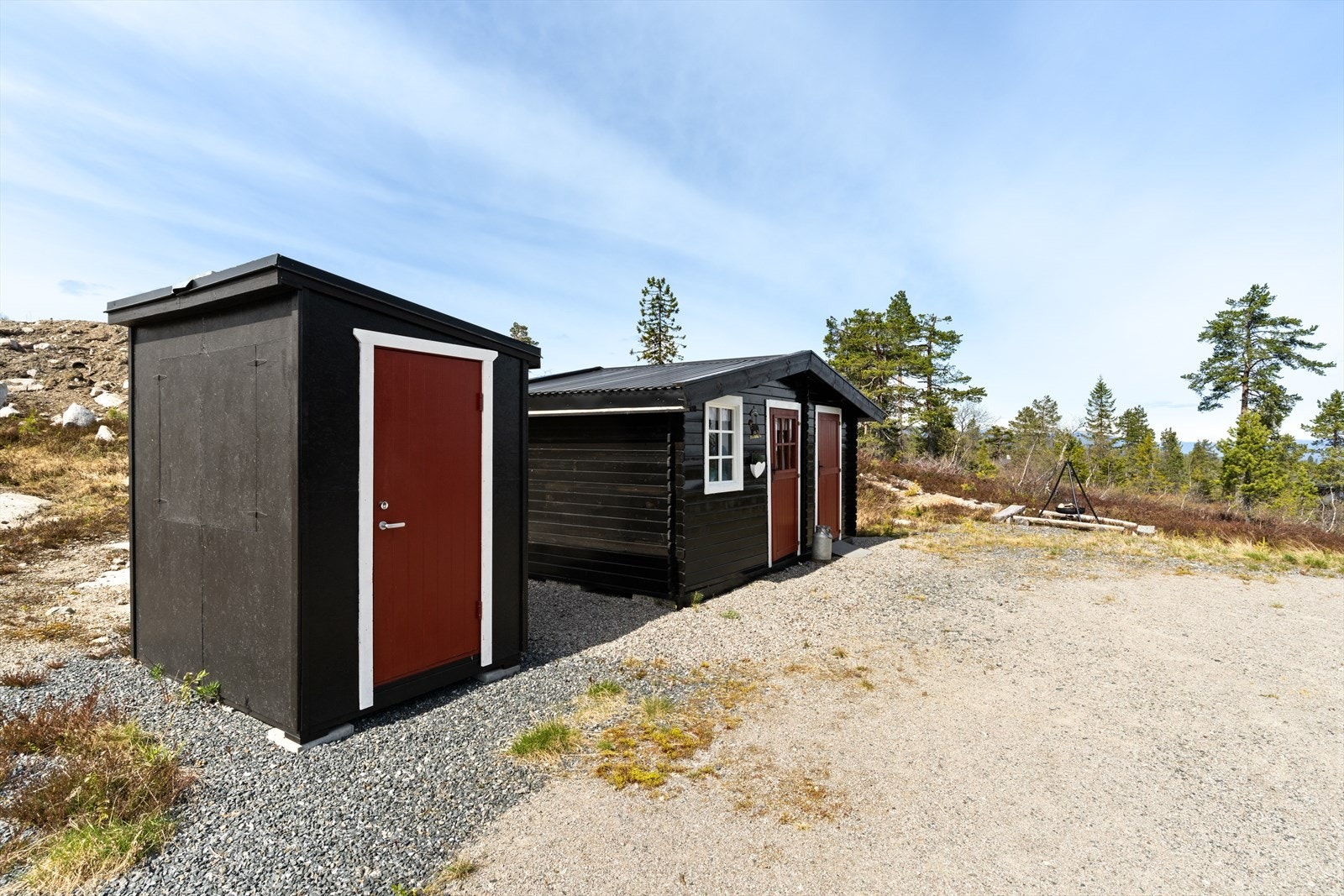 Vedskjul til venstre. Galleribilde