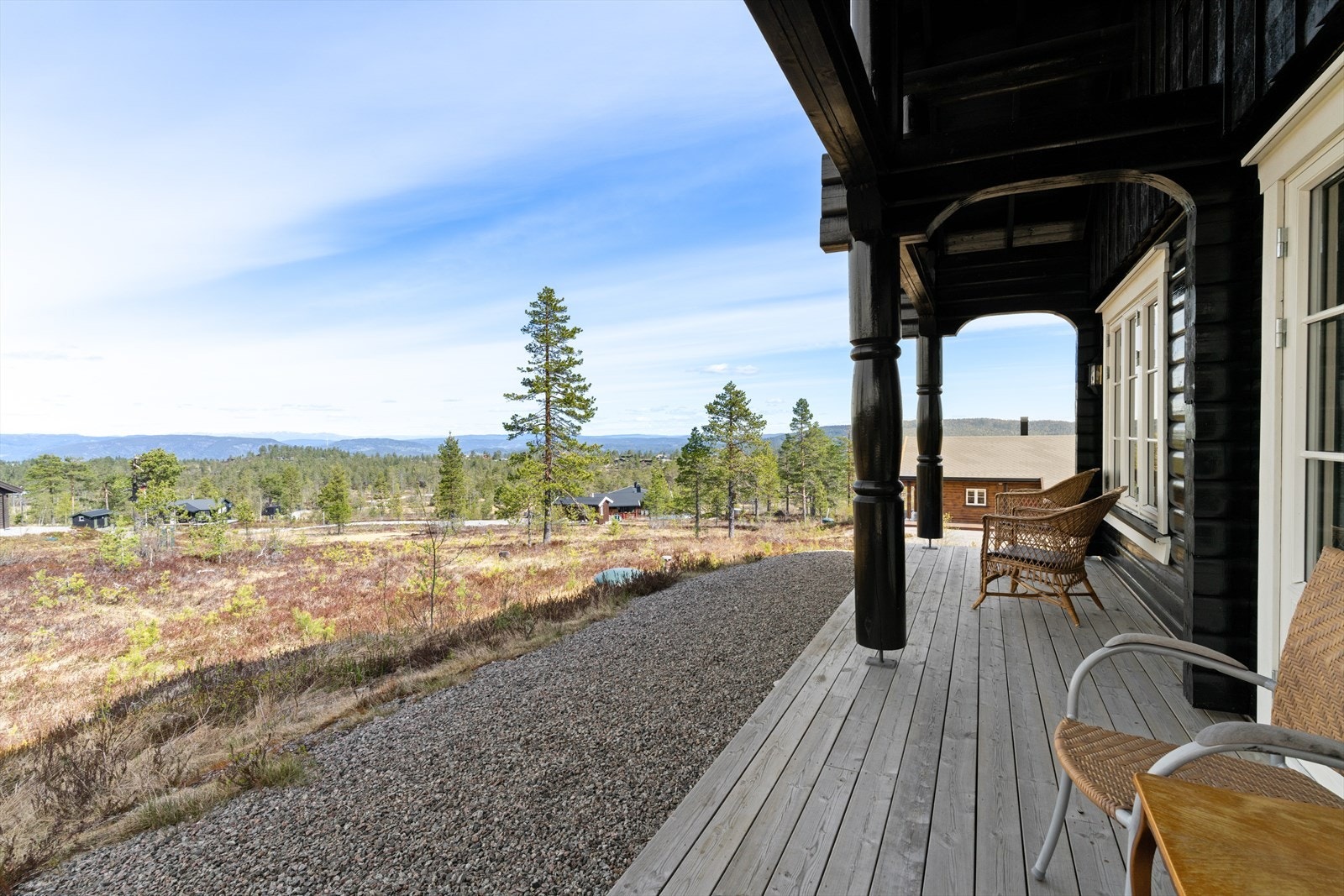 Hytta har en flott utsiktstomt, med skjermede uteområder og det er anlagt en pen terrasse på ca. 38 m2 Galleribilde