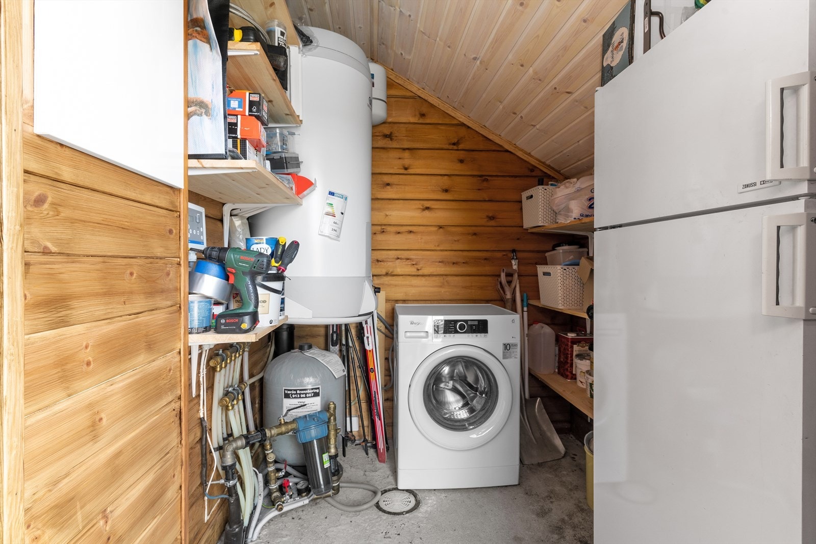 Praktisk bod/teknisk rom, med opplegg for vaskemaskin og plass til ekstra kjøle/fryseskap. Galleribilde