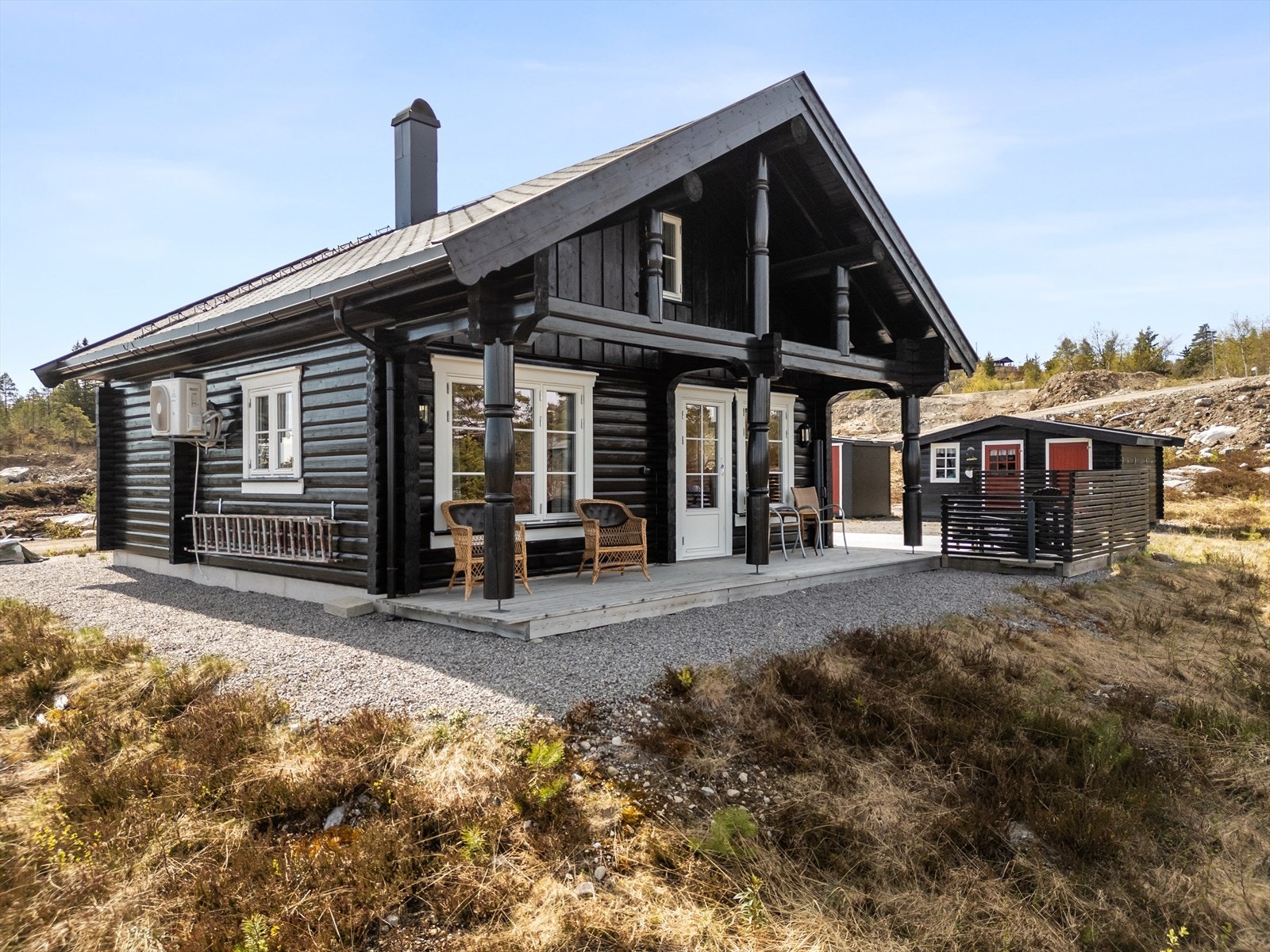 Nyere (2019) fullstandard laftehytte på solrik eiertomt. Enkel adkomst. Fine uteplasser. Godt med bodplass. Galleribilde