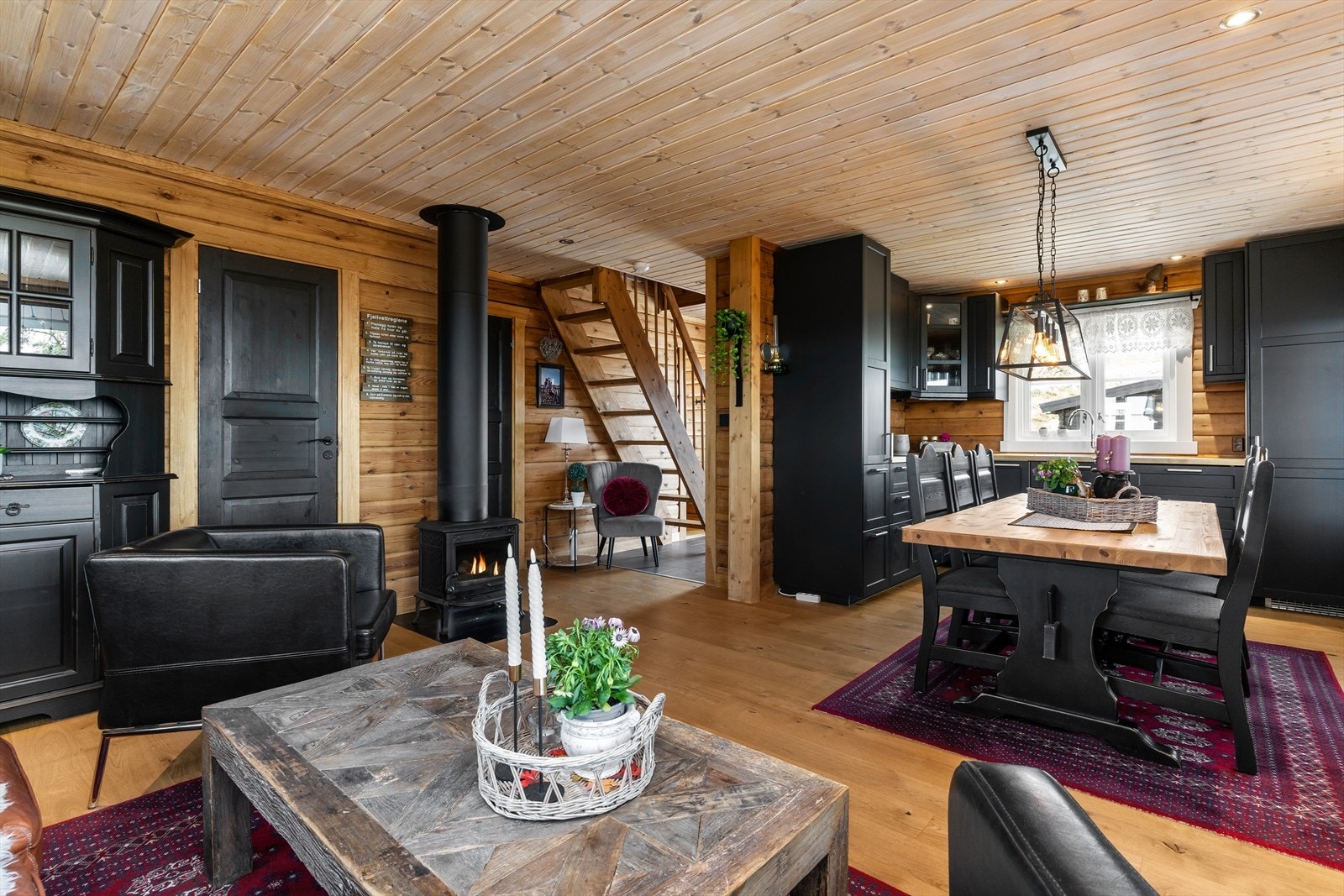 Stuen er romslig, og åpner opp for ulike møbleringsalternativer med en komfortabel sofakrok, underholdningsavdeling og lenestoler, der en kan sitte å nyte en god bok. Galleribilde