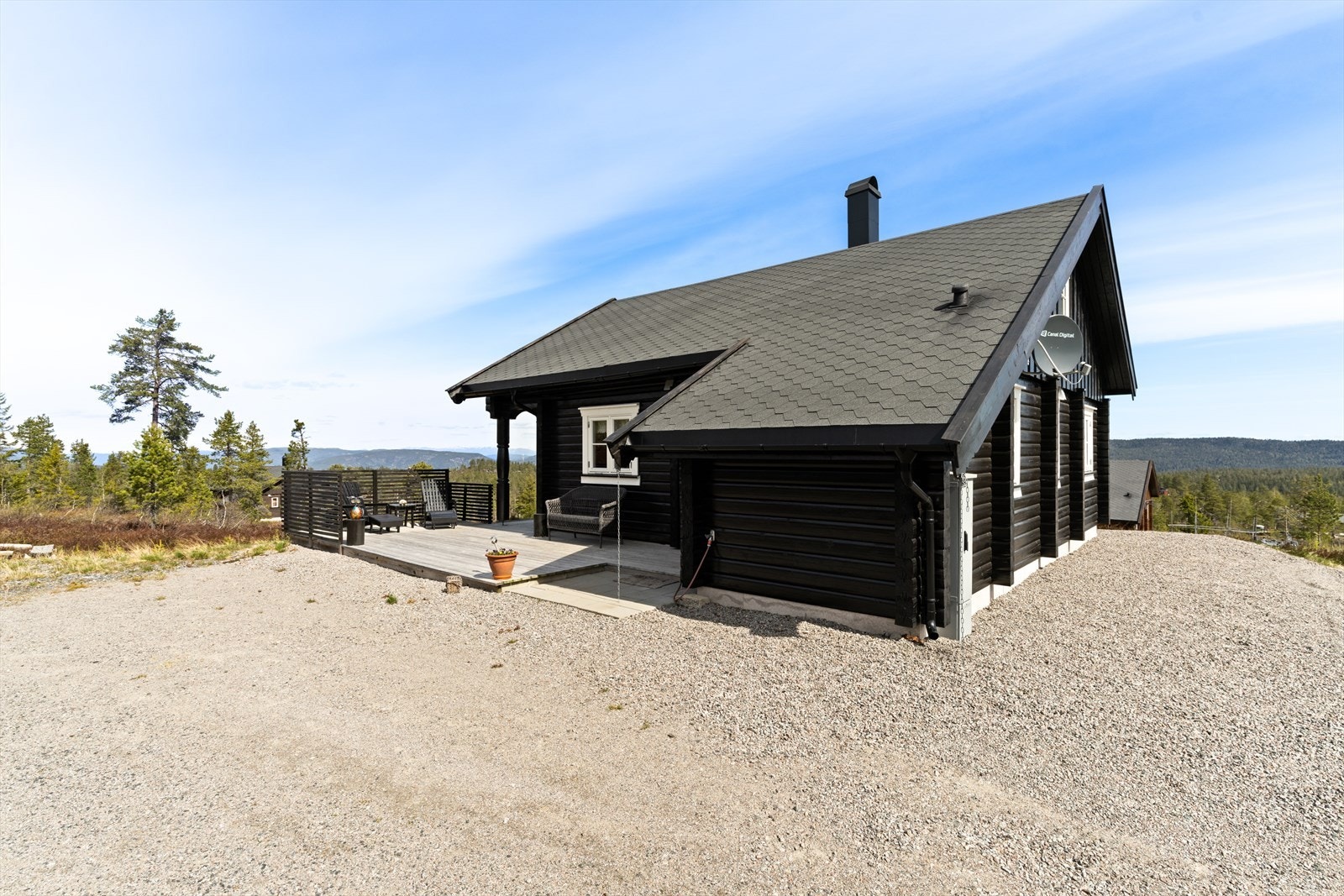 Det er bilvei helt frem til hytta og parkering skjer i egen gårdsplass - med enkel helårs adkomstmulighet. Galleribilde