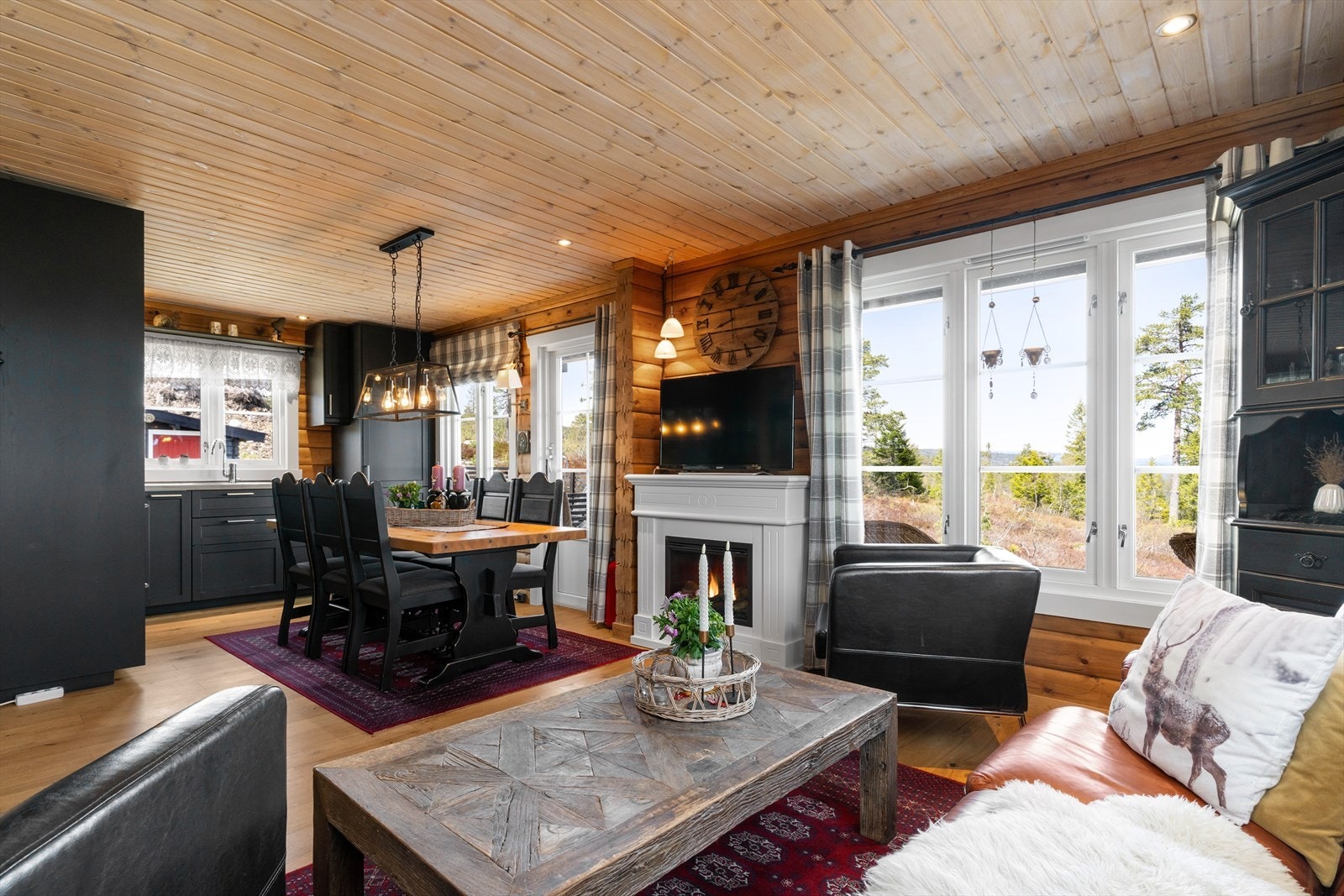 Den åpne løsningen mot kjøkkenet gjør det til et sosialt rom med en åpen og hyggelig atmosfære. Galleribilde