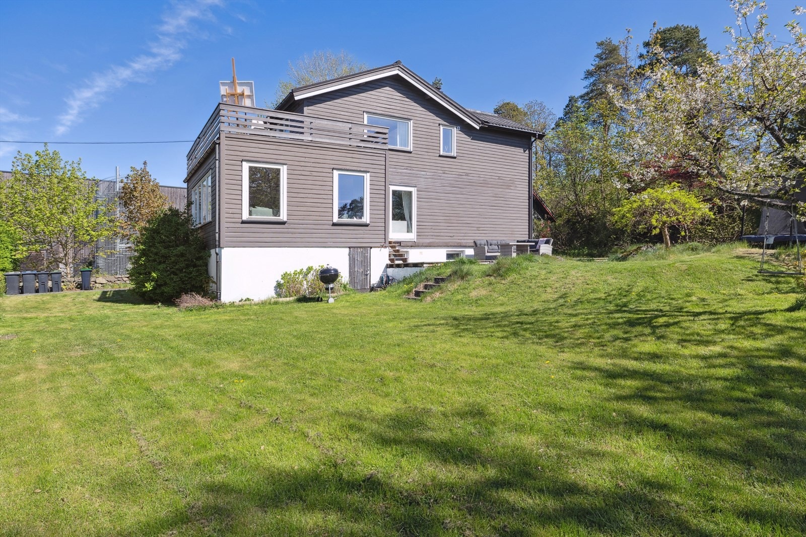 Beliggenheten kombinerer rolig bomiljø med kort vei til både skole, turområder og sjøen. Galleribilde