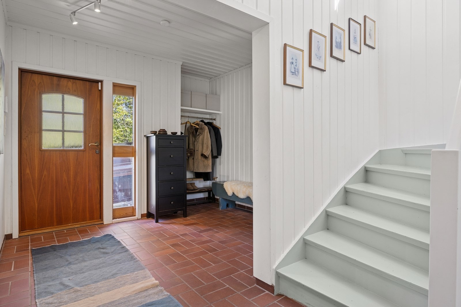 Lys og romslig entré med flislagt gulv og varme - et innbydende førsteinntrykk Galleribilde