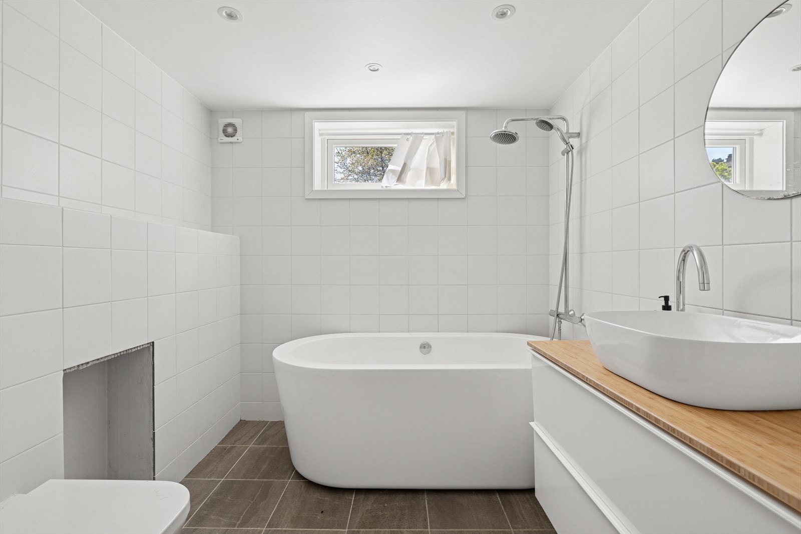 Badet i underetasjen er fra 2017, et stilrent og pent bad. Galleribilde