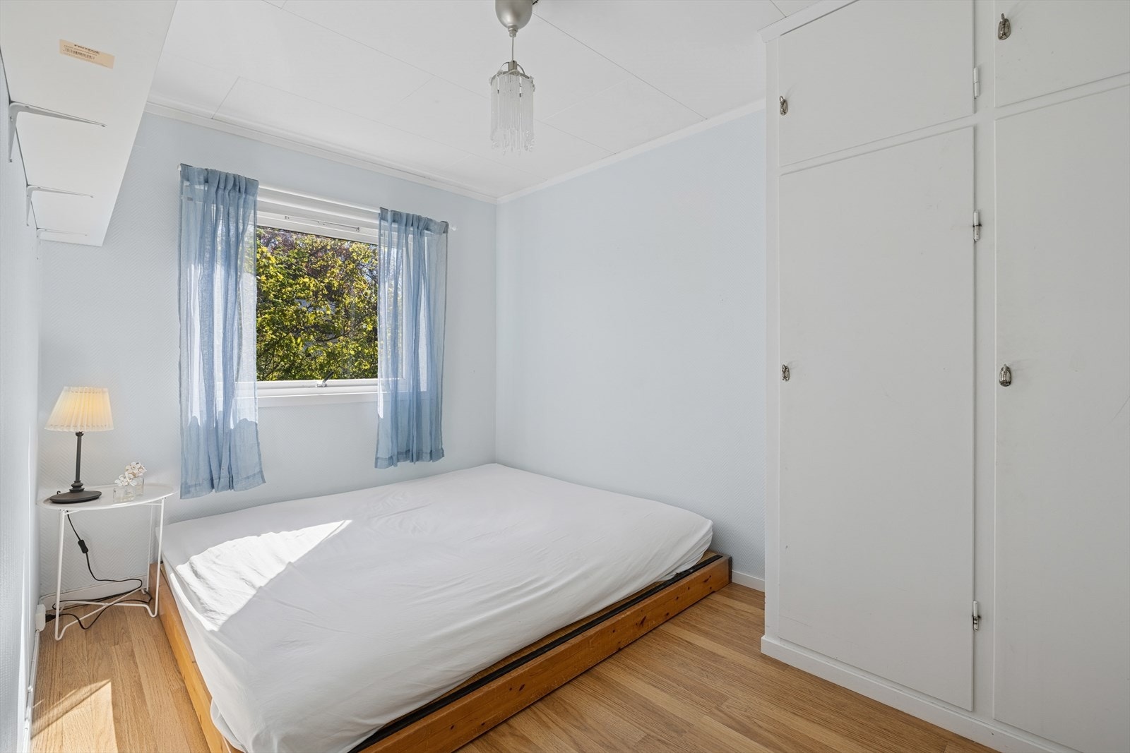 Lyst og trivelig soverom med plass til både seng og oppbevaring. Galleribilde