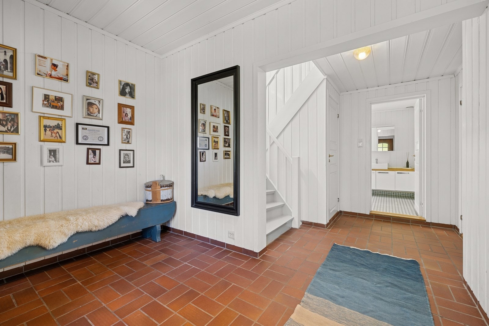 God plass til oppbevaring av yttertøy og sko - praktisk og funksjonell entré Galleribilde