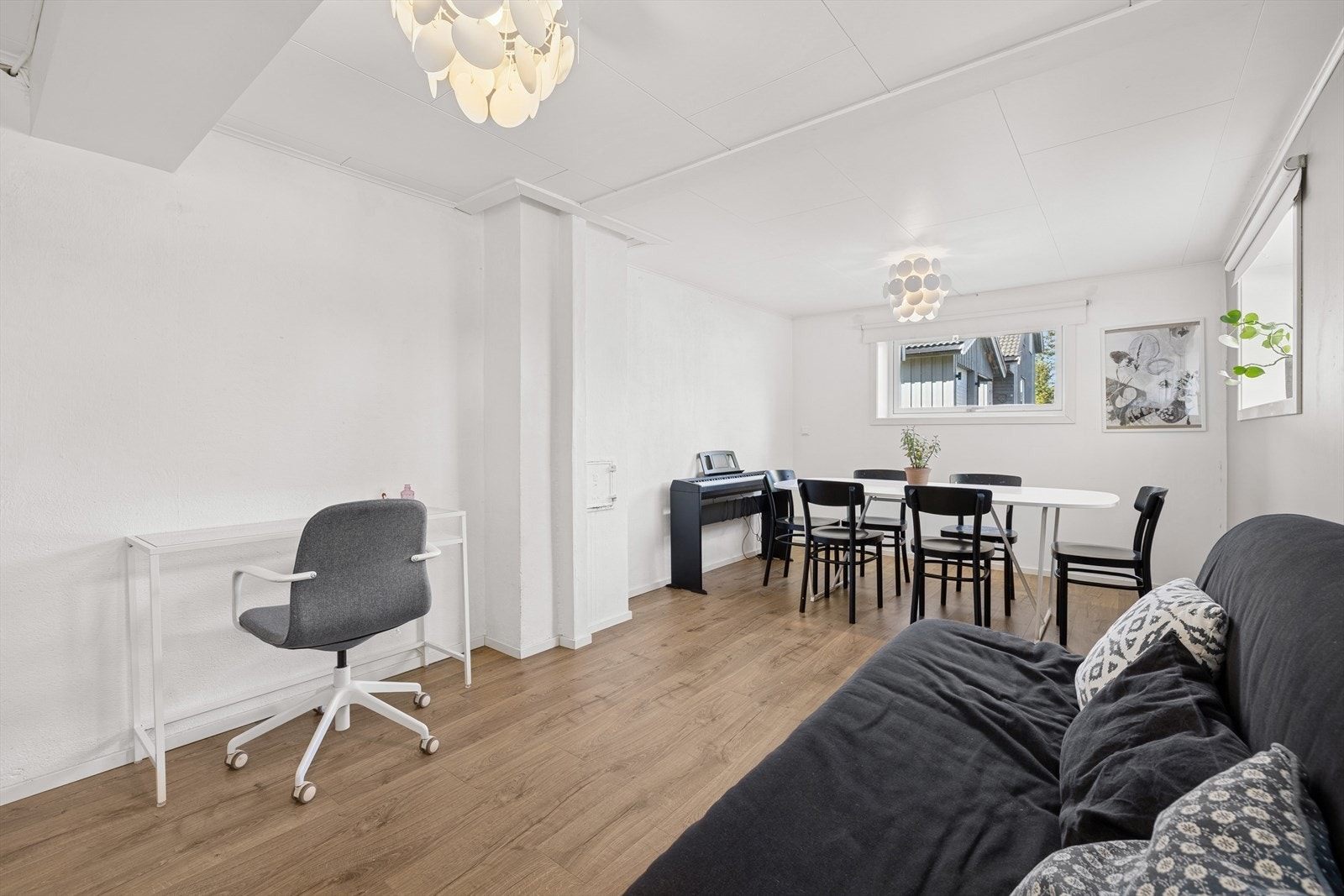 Det er også innredet en kjellerstue, men denne framkommer ikke på tegninger og er ikke godkjent for varig opphold. Galleribilde