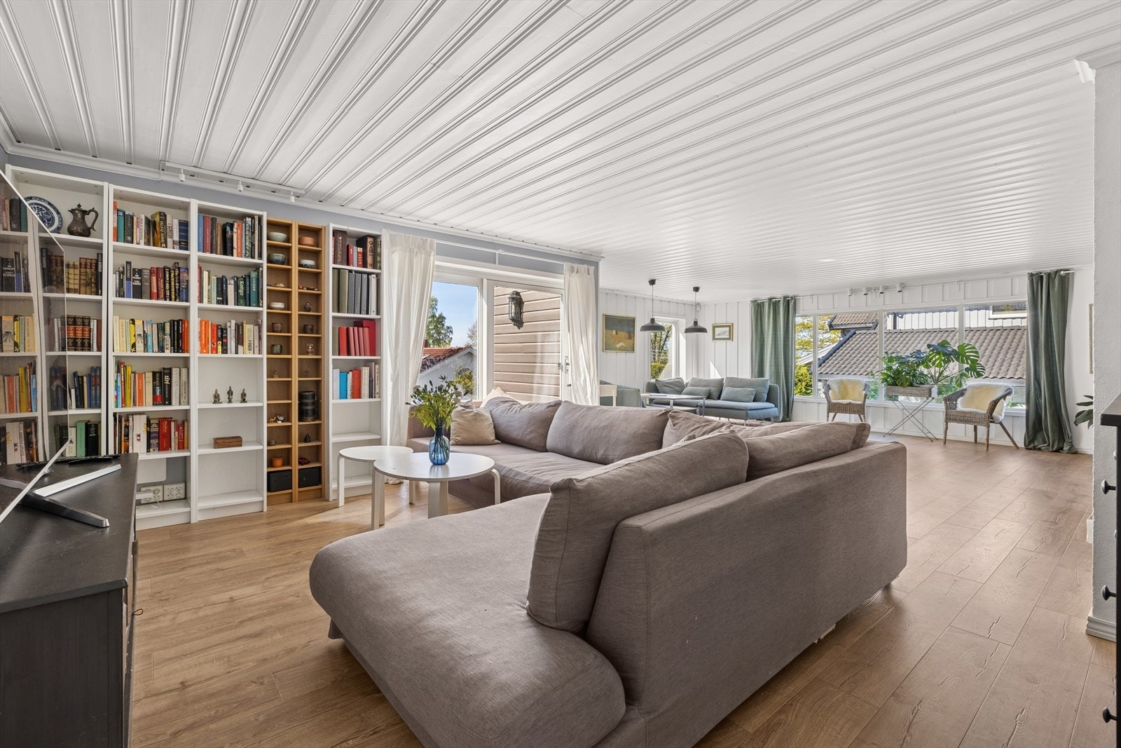 Videre til stuen, som er lys og luftig med fleksible møbleringsmuligheter. Galleribilde