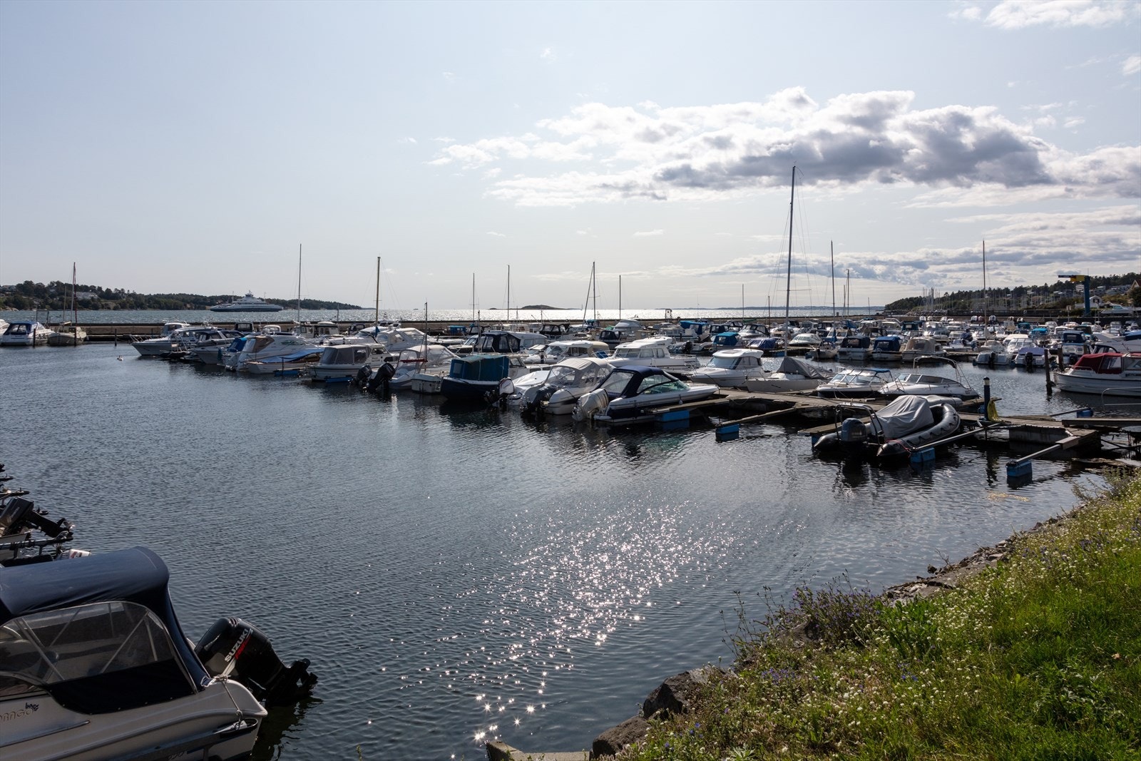 Søly båthavn ligger idyllisk til på sydøstsiden av Jeløya og har litt over 300 faste båtplasser. Galleribilde