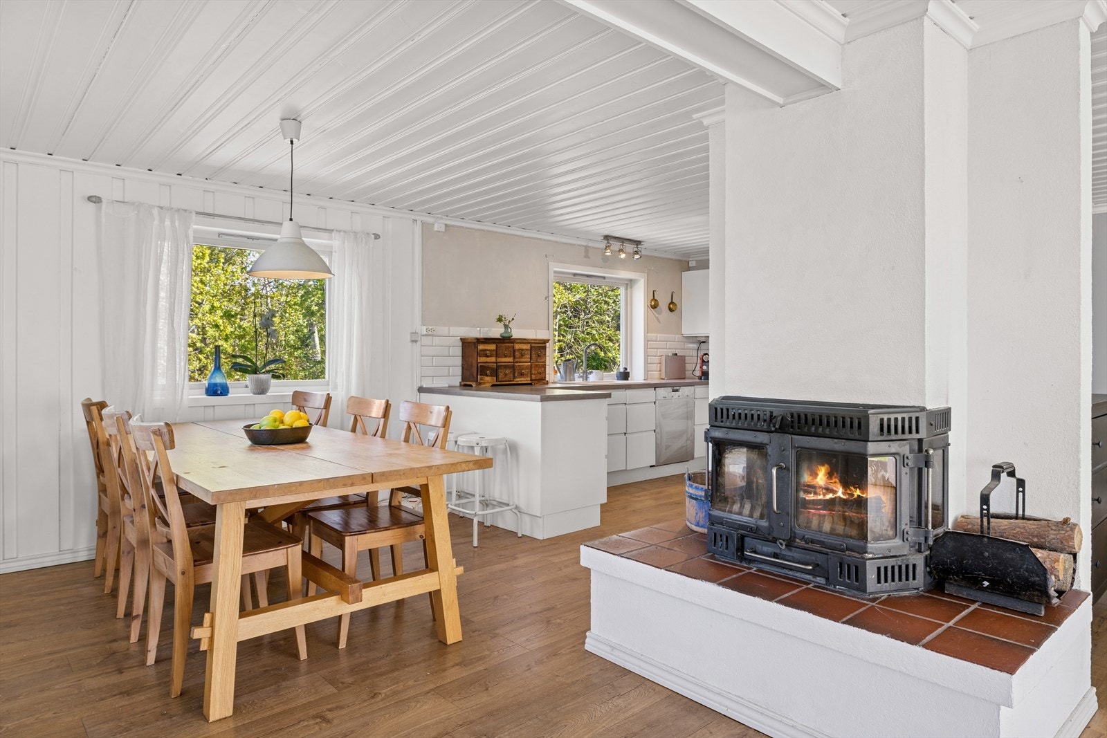 I tilknytning til kjøkkenet er det en naturlig plass til spisebord. Samt en koselig peis. Galleribilde