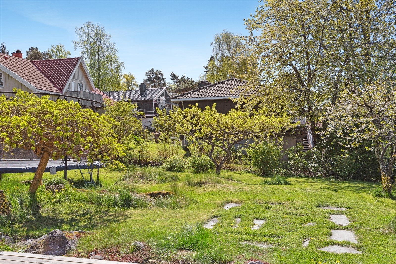 Med stor tomt kan man enkelt flytte seg etter solen. Galleribilde