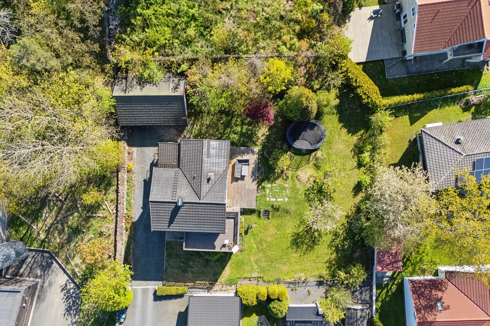 Pent opparbeidet tomt med god plass rundt boligen, solrike uteområder og dobbeltgarasje Galleribilde