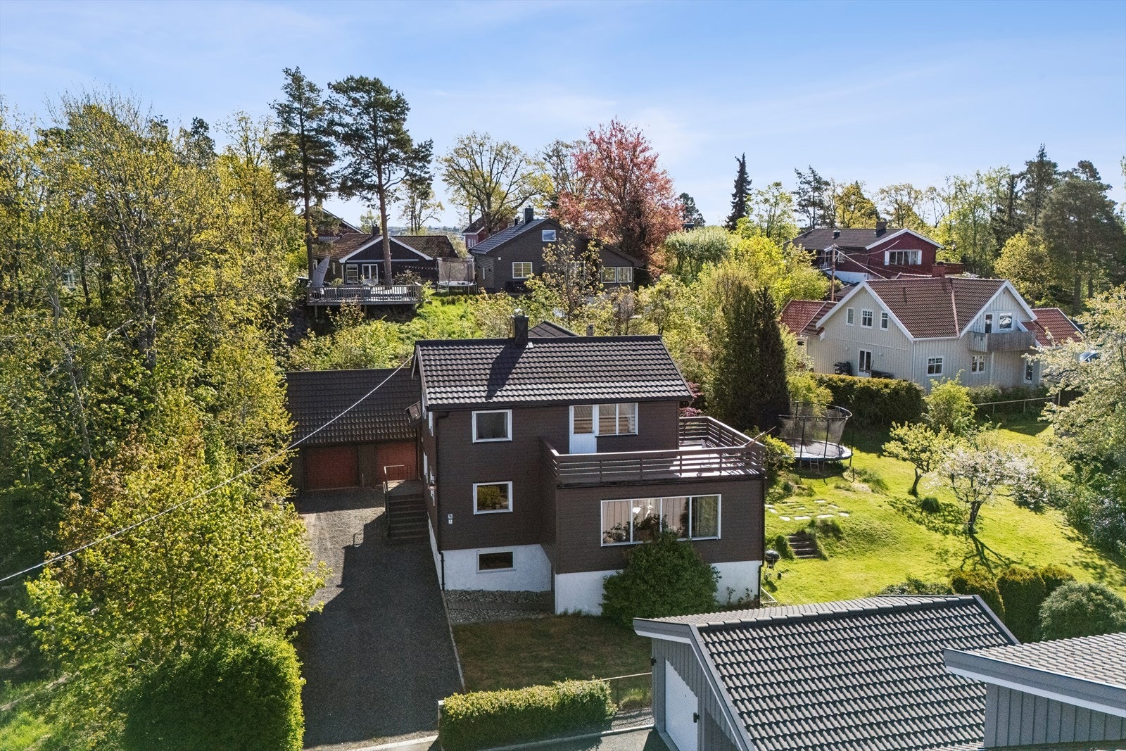 Hyggelig hage og uteplasser som inviterer til både hverdag og sommerdager med venner og familie Galleribilde