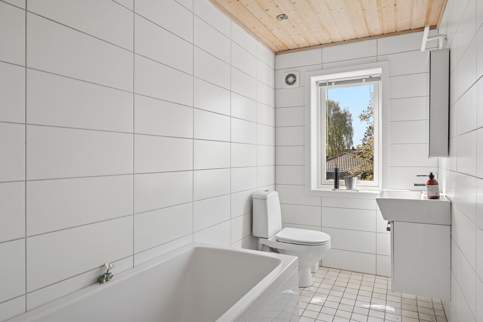 Badet i 2.etasje fra 2013, flislagt med varmekabler i gulvet. Galleribilde