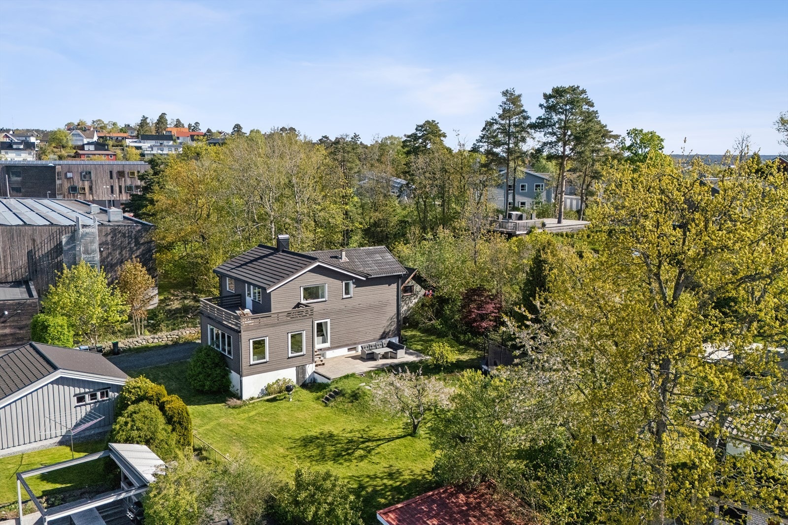 Eiendommen har en attraktiv beliggenhet på populære Hoppern på Jeløy - barnevennlig, sentralt og med nærhet til både skole, barnehage og naturskjønne omgivelser. Galleribilde