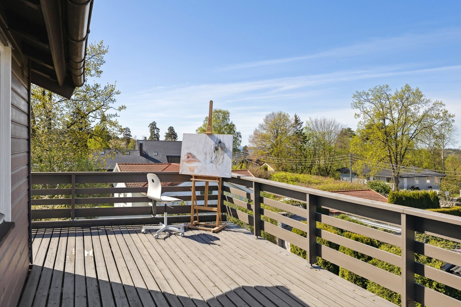 Hovedsoverommet har utgang til denne romslige balkongen, her er det gode solforhold. Galleribilde