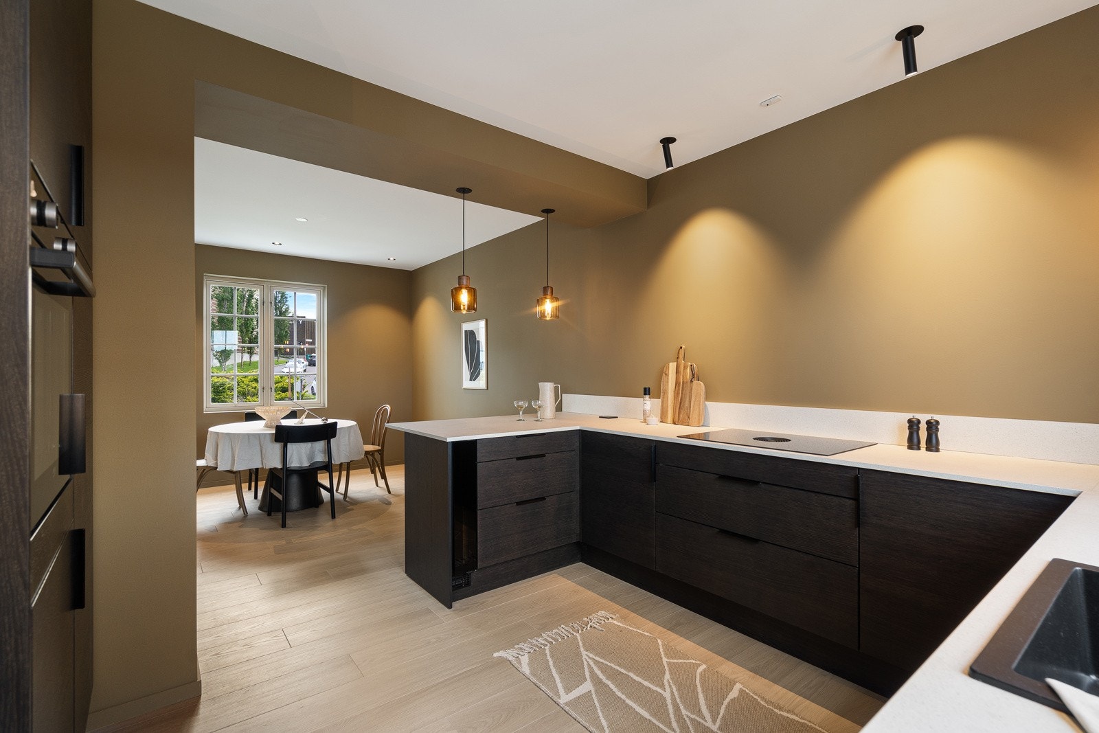 Stilrent og meget delikat kjøkkeninnredning fra Sigdal med integrerte hvitevarer Galleribilde