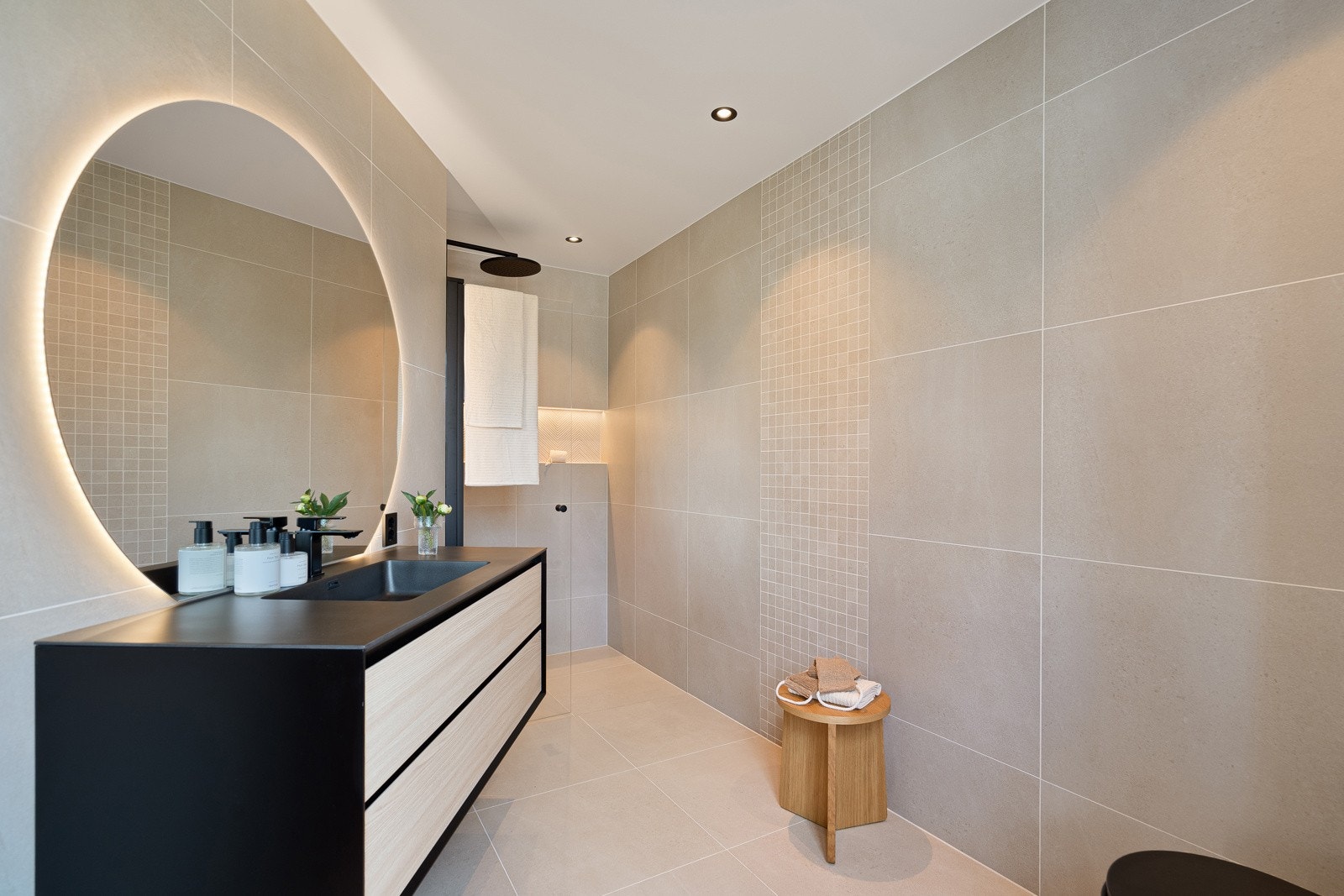 Lekkert og svært delikat innredet baderom i 1.etasje Galleribilde