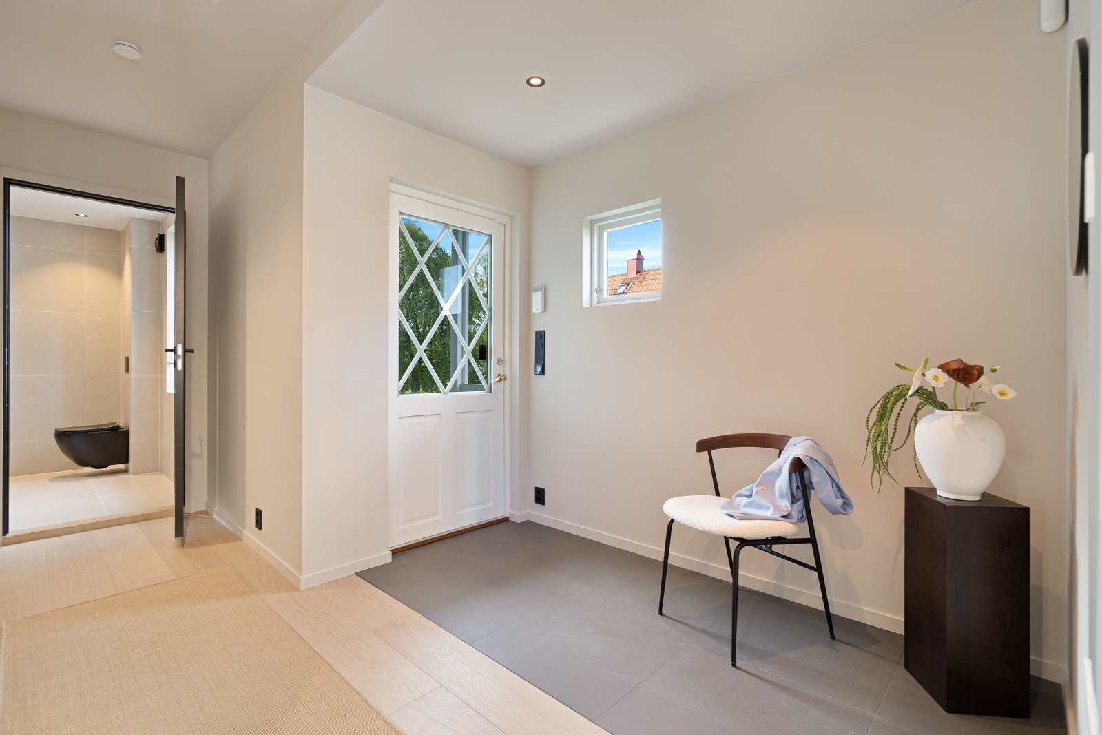 Entré/gang med fliser og varmekabler, samt fin plass til garderobeskap Galleribilde