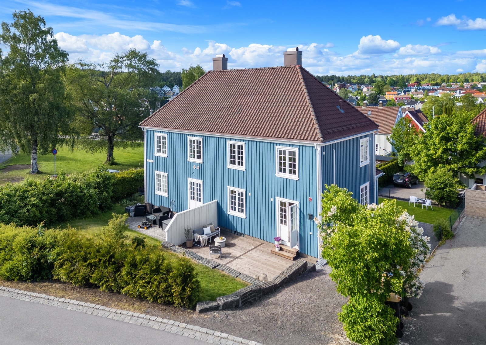 Eiendommen ligger i et fasjonabelt og klassisk trehusmiljø, kun få minutters gange fra sentrum Galleribilde