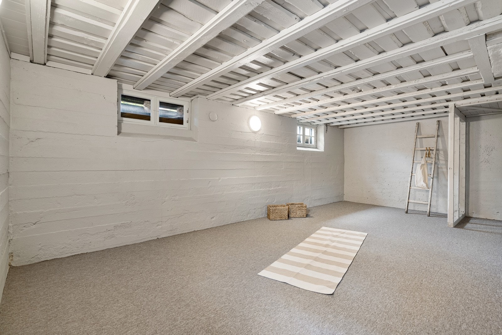 Stort, åpent rom med teppe på gulvet - perfekt som kjellerstue e.l. (ikke omsøkt til varig opphold fra opprinnelig boder etc.) Galleribilde