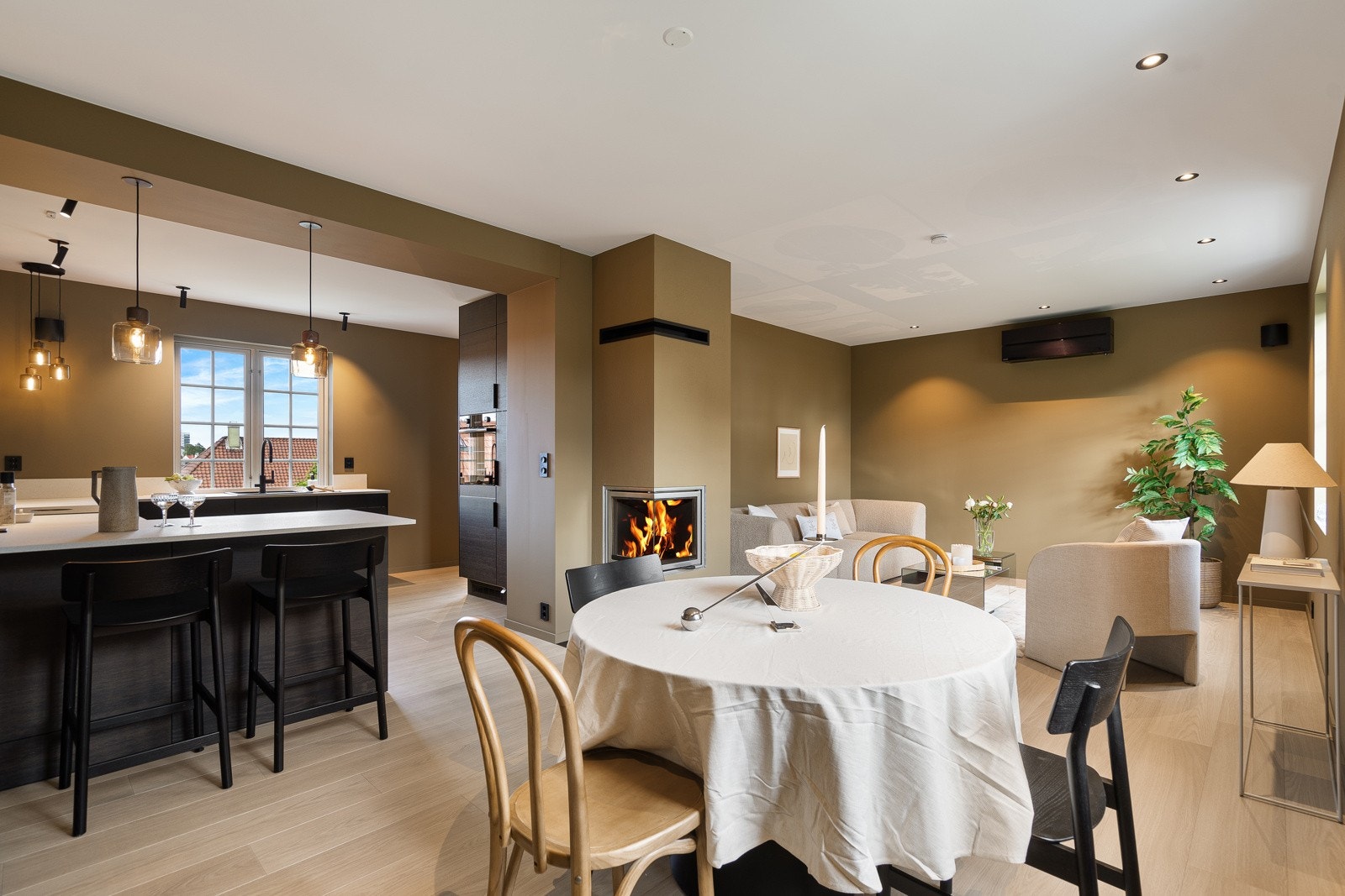 Fint oppholdsrom med god plass til spisemøblement - legg merke til peisinnsatsen som blir et naturlig midtpunkt Galleribilde