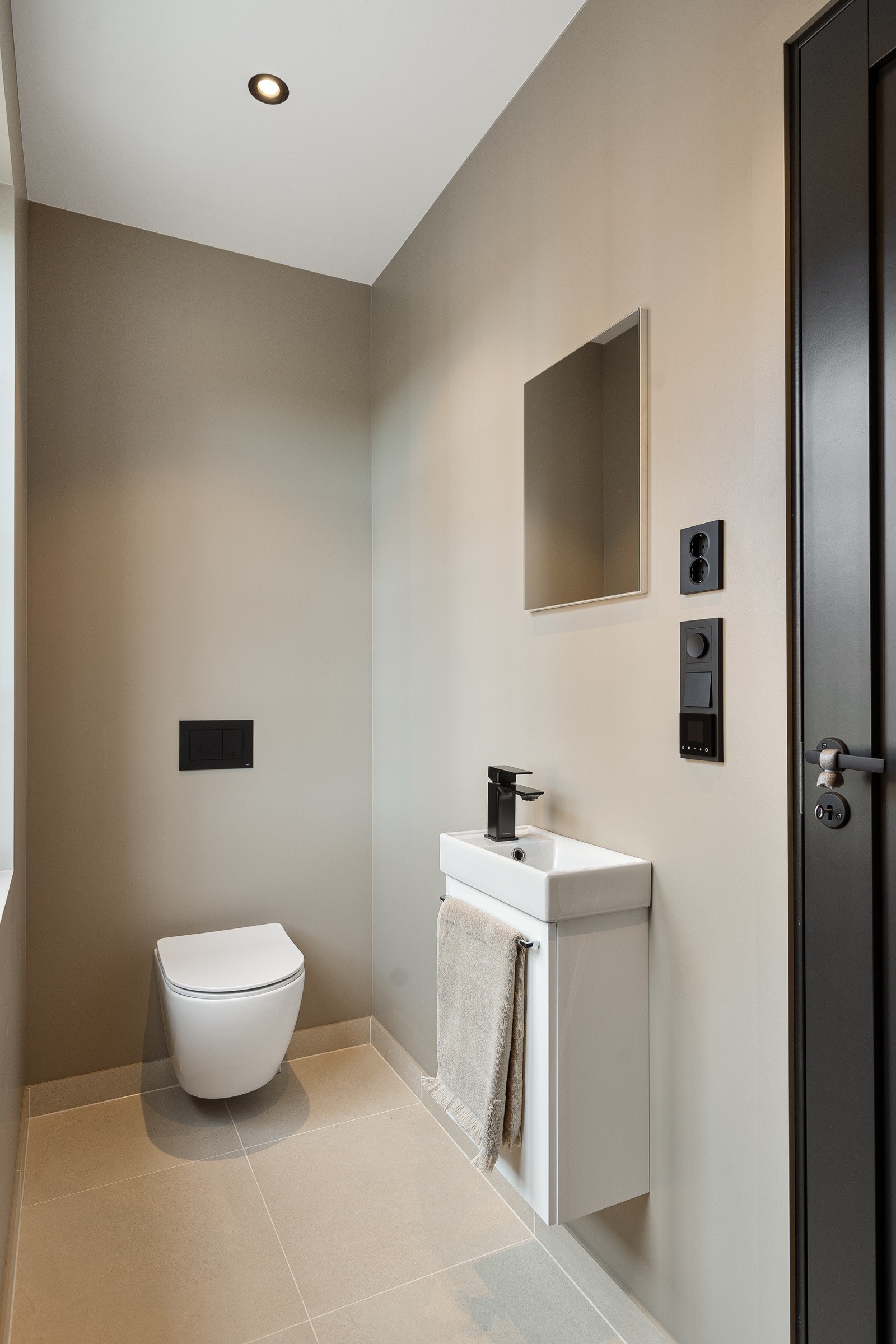 Lekkert toalettrom med varme i gulvet. Galleribilde