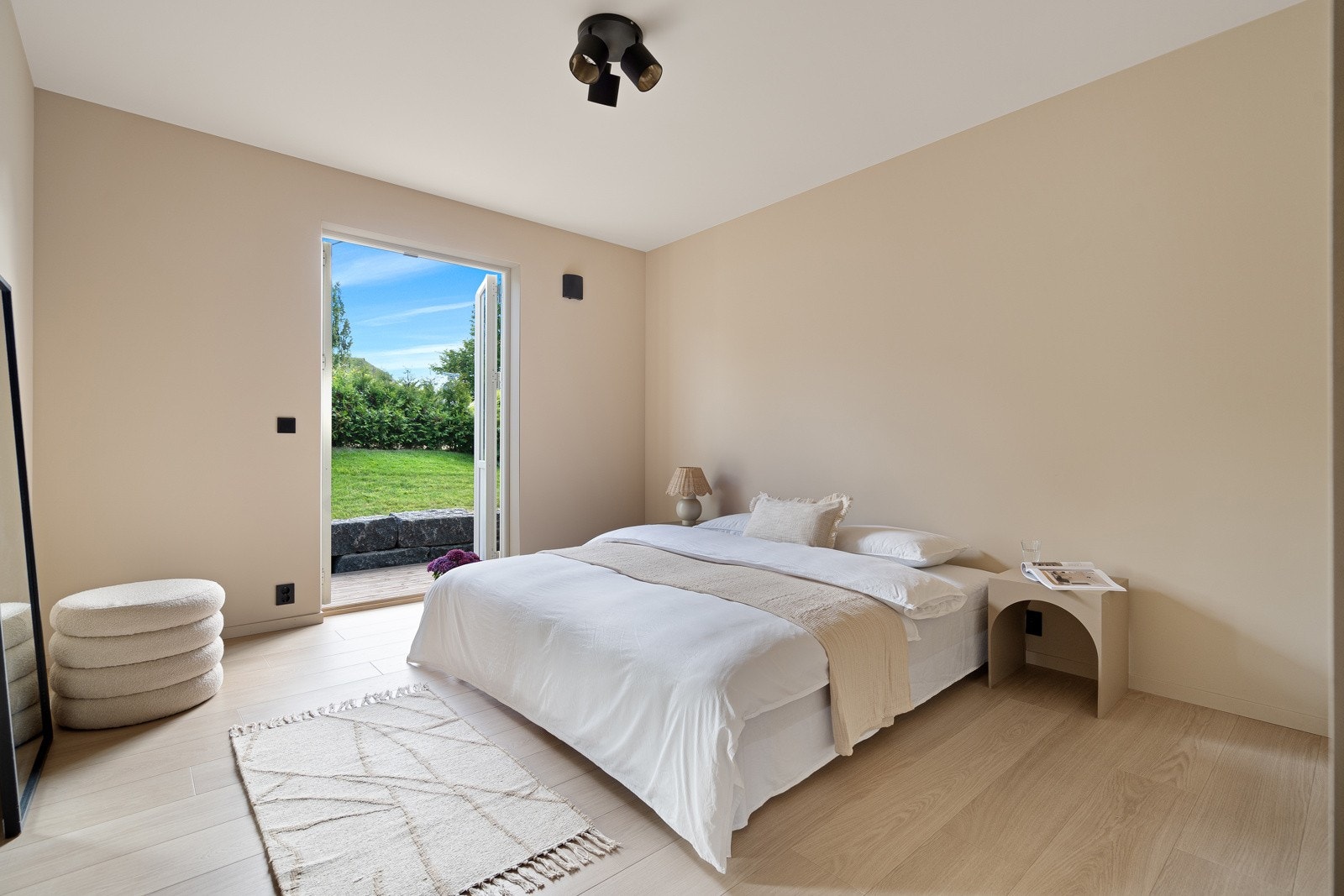 Lyst, deilig hovedsoverom med doble dører til hagen/terrassen Galleribilde