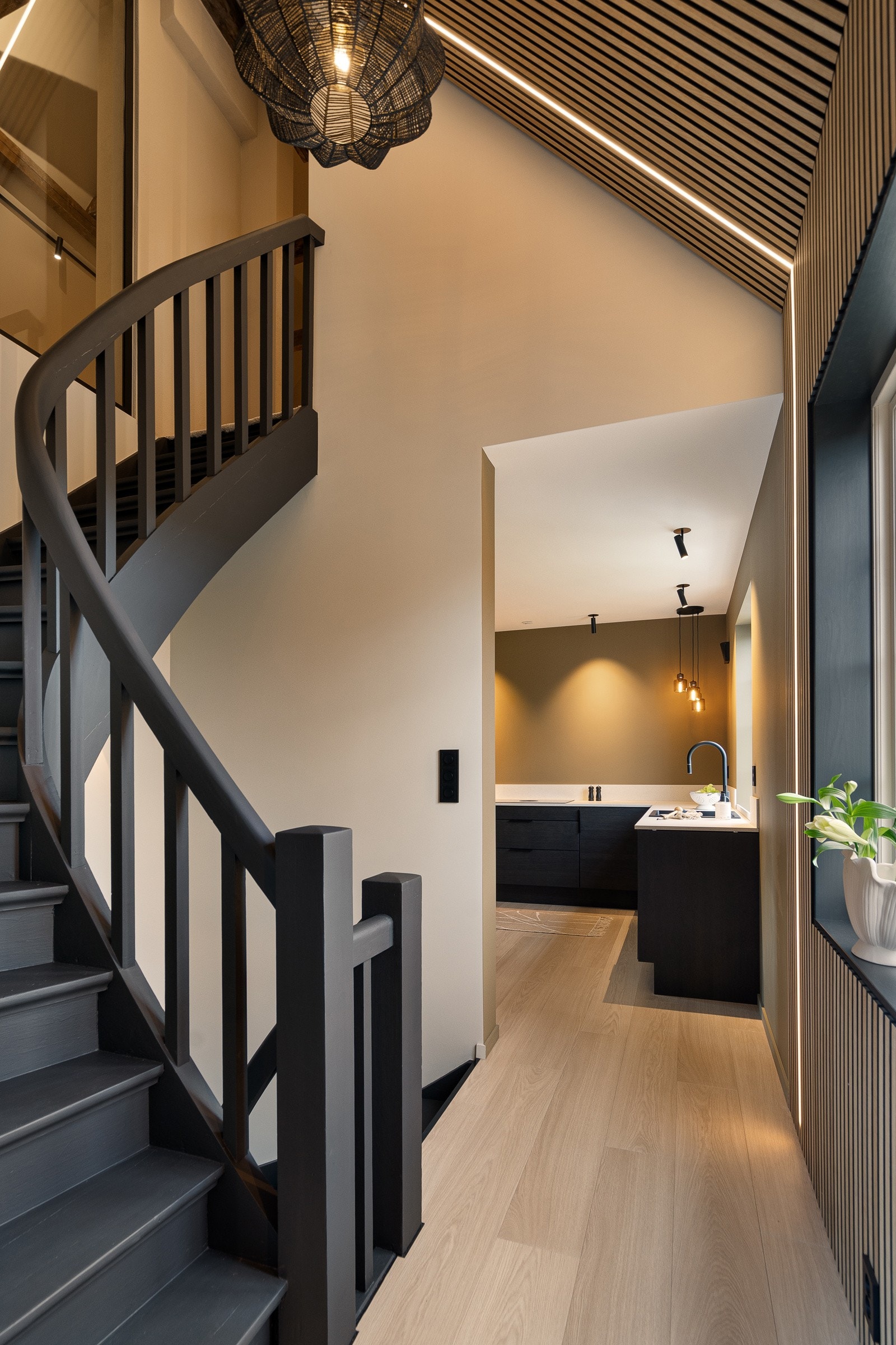 Stilfull trappeoppgang til loftsetasjen med led-stripe hele veien opp Galleribilde