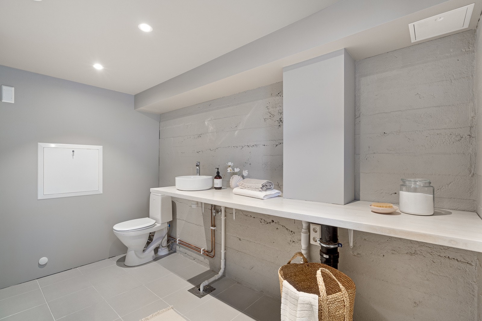 Vaskerom med toalett og teknisk opplegg. Galleribilde