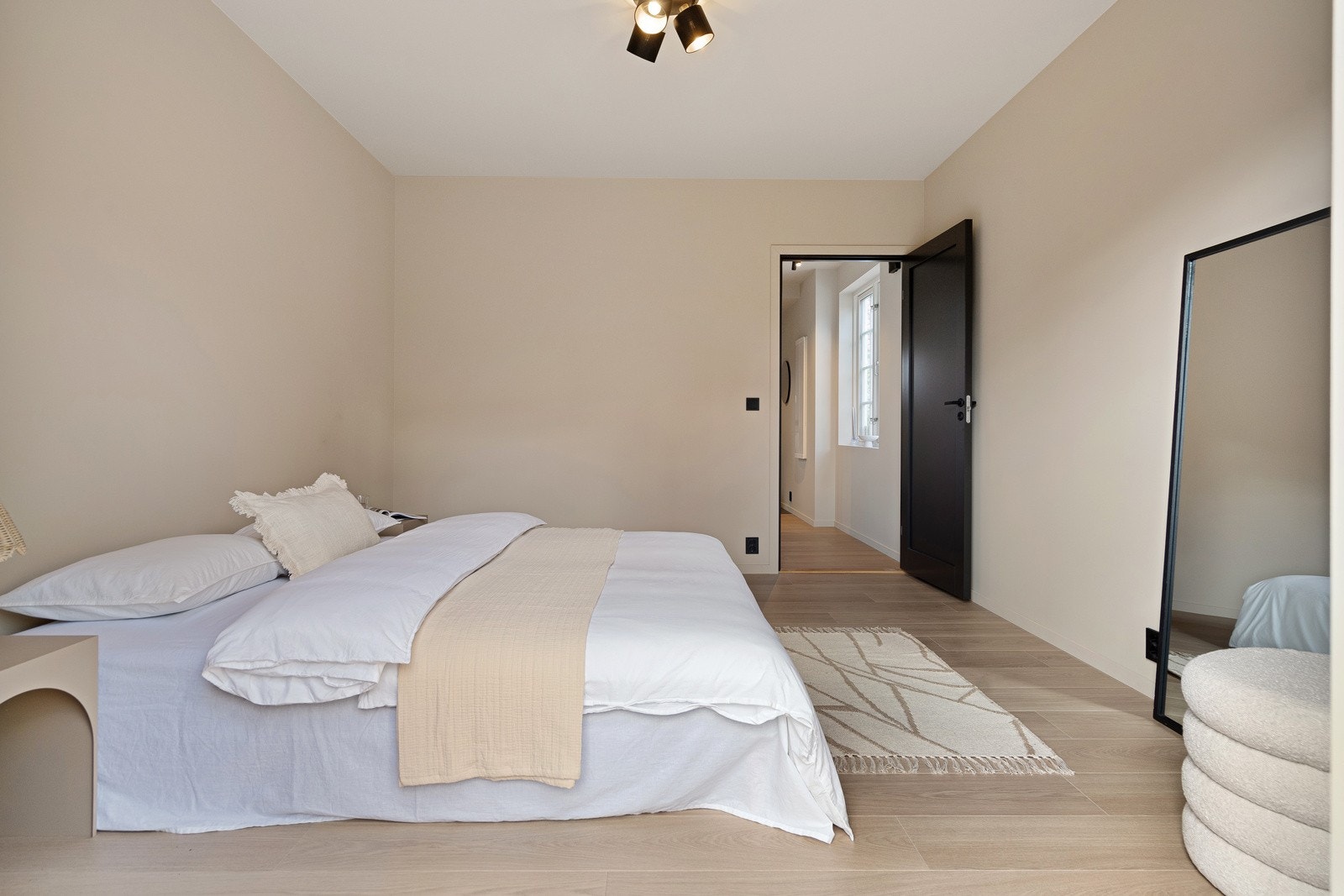 Lyst, deilig hovedsoverom med doble dører til hagen/terrassen Galleribilde