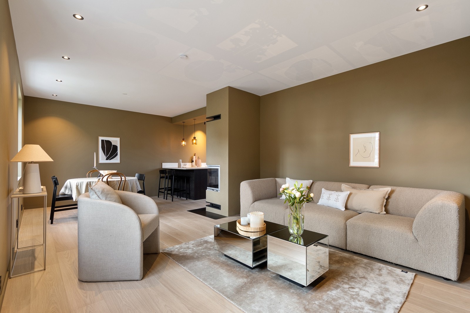 Romslig, lys stue med moderne og slette overflater Galleribilde