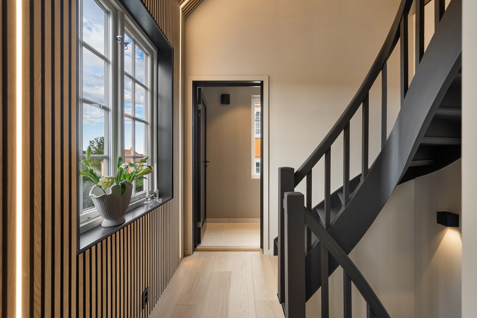 Videre til toalettrommet i denne etasjen (toalett i hver etasjen foruten loftet) Galleribilde