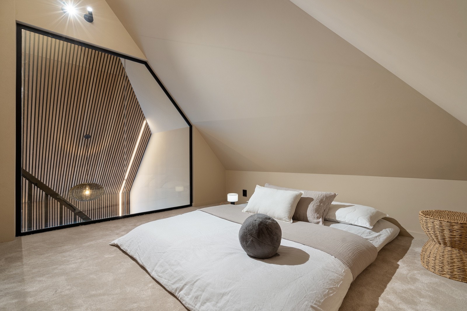 Stiling ned vindu for lys opp i etasjen (rommet er ikke godkjent for varig opphold) Galleribilde